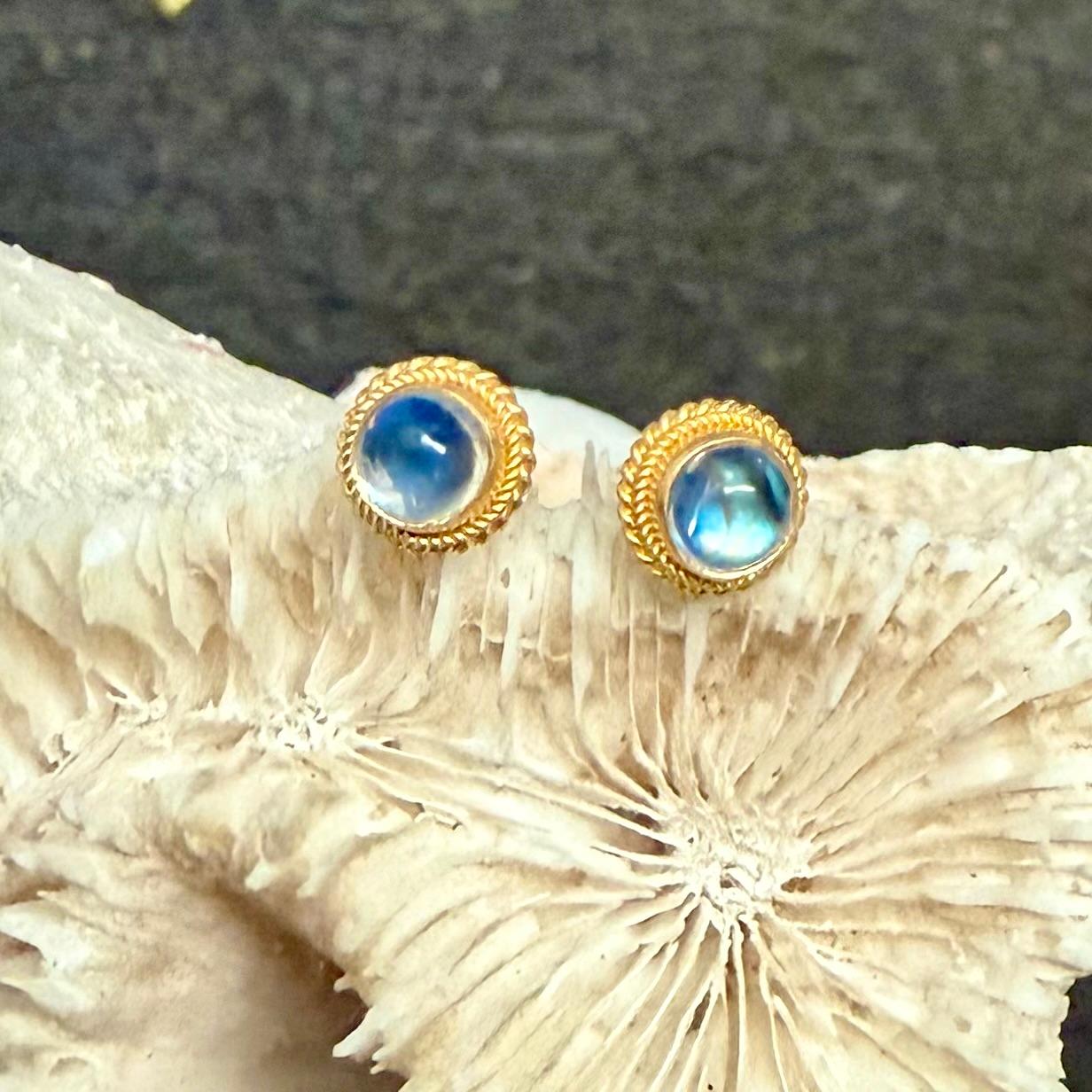 Steven Battelle Orecchini con pietra di luna arcobaleno da 1,2 carati in oro 18 carati in vendita 3