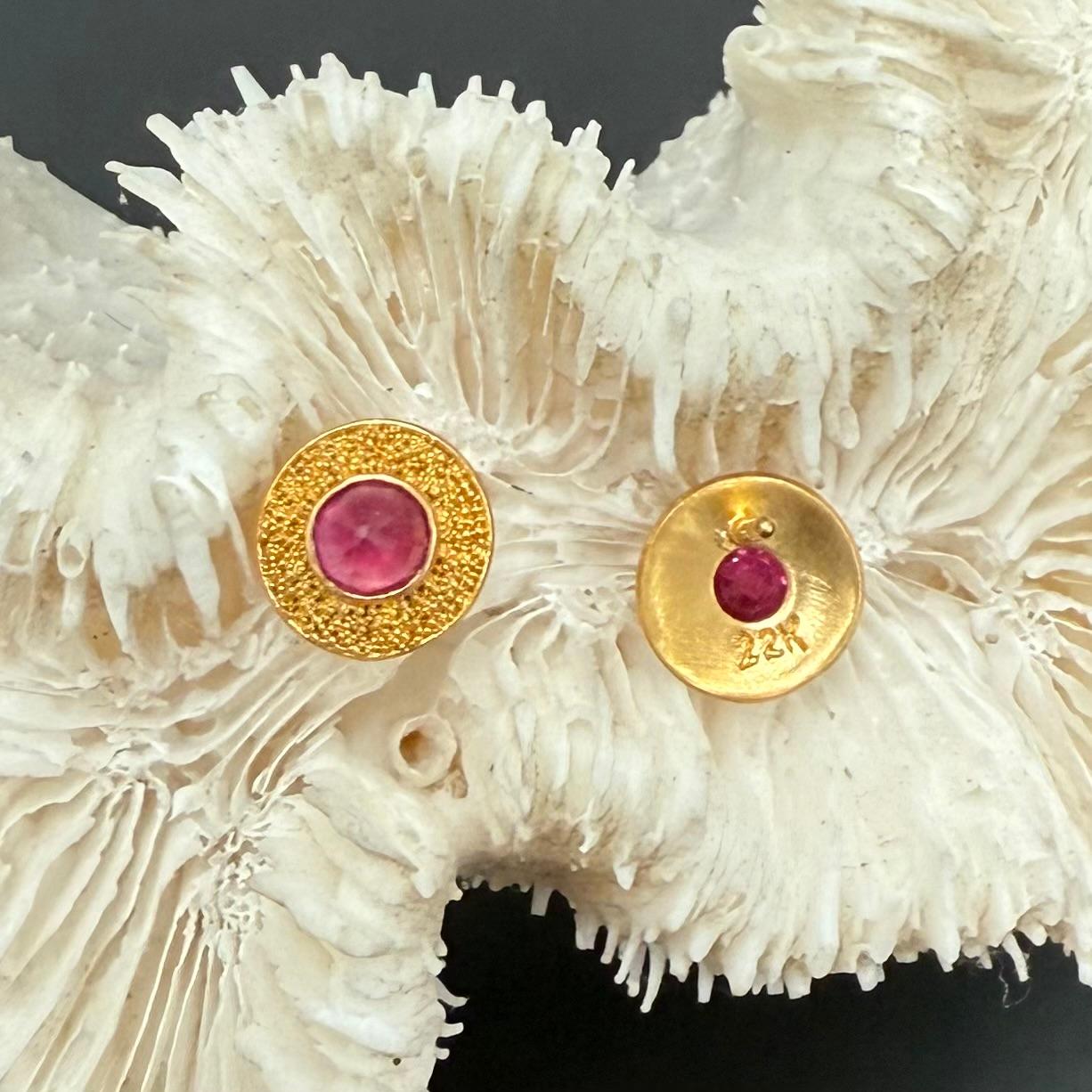 Orecchini a perno in oro 22K con rubino granulato da 1,2 carati di Steven Battelle in vendita 4