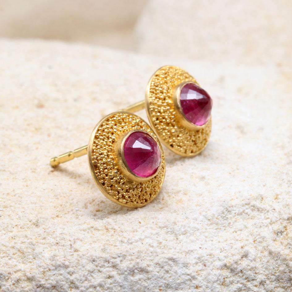 Taglio a rosa Orecchini a perno in oro 22K con rubino granulato da 1,2 carati di Steven Battelle in vendita