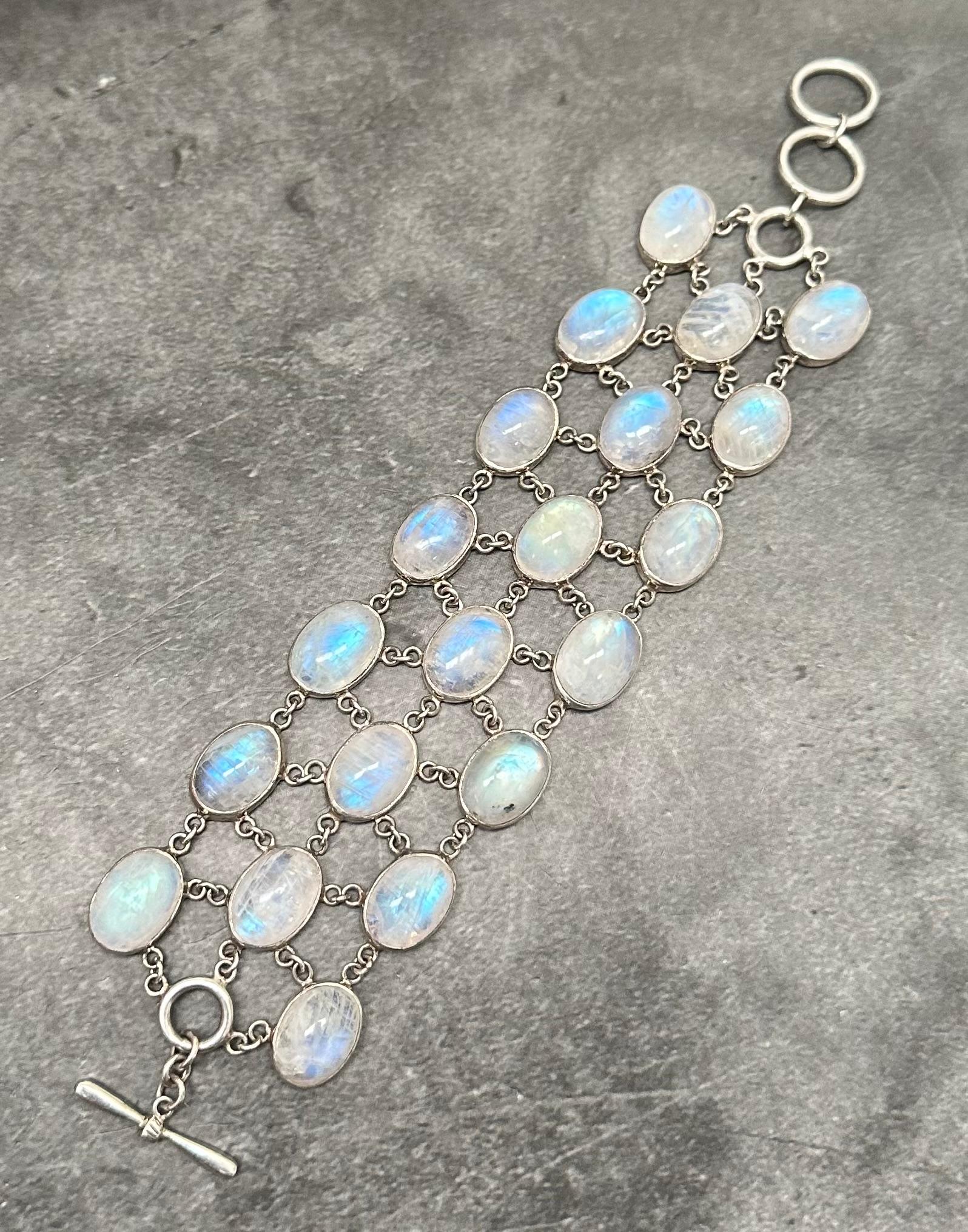 Contemporain Steven Battelle Bracelet en argent sterling avec pierre de lune arc-en-ciel 120,0 carats  en vente