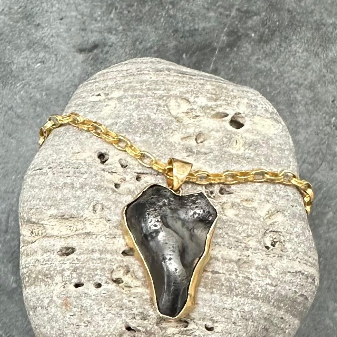 Steven Battelle 12.4 Gram Meteorite Semi-Heart Shaped 18K Gold Pendant 4