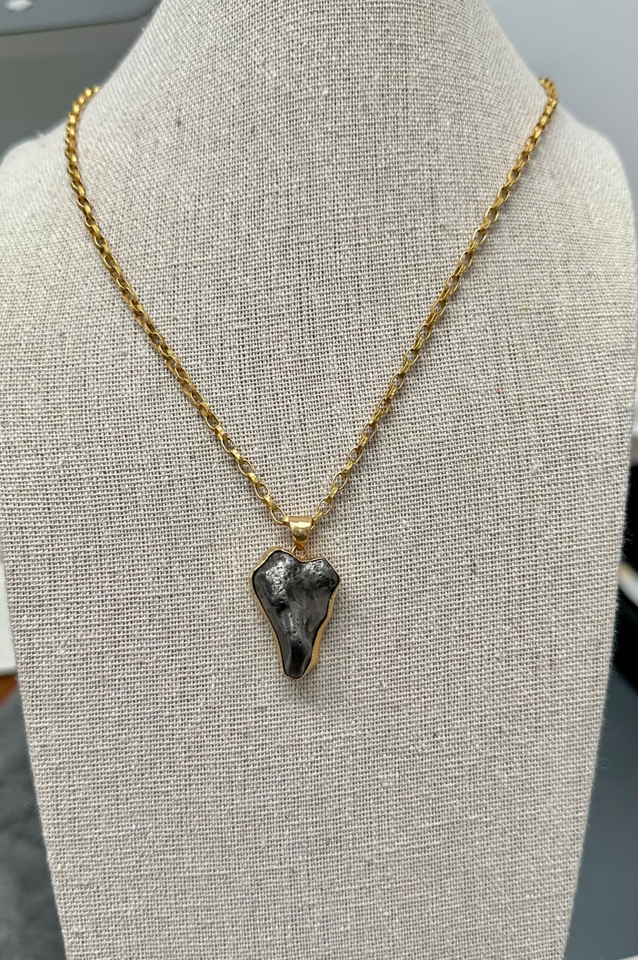 Contemporary Steven Battelle 12.4 Gram Meteorite Semi-Heart Shaped 18K Gold Pendant