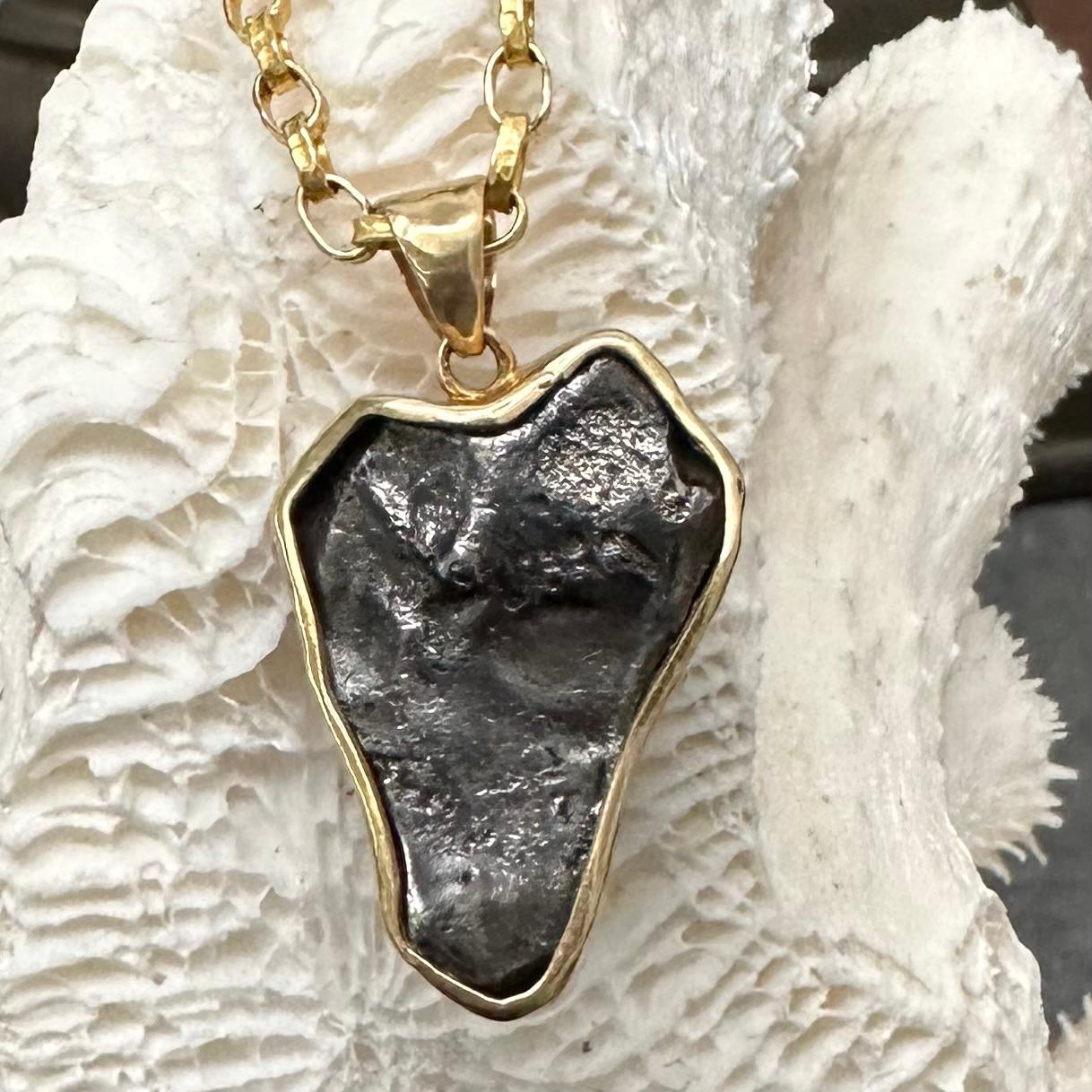 Steven Battelle 12.4 Gram Meteorite Semi-Heart Shaped 18K Gold Pendant In New Condition In Soquel, CA