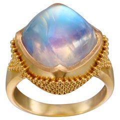 Steven Battelle, bague en or 22 carats avec pierre de lune arc-en-ciel 12,6 carats