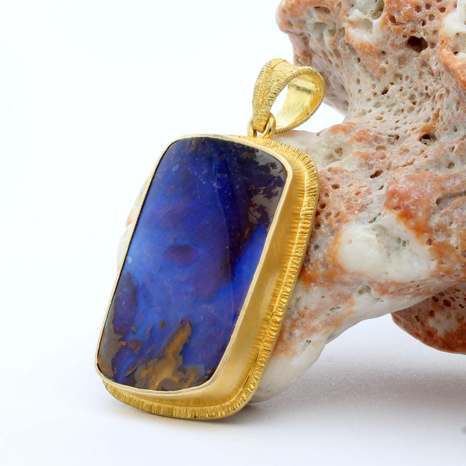 Contemporaneo Steven Battelle Ciondolo in oro 18K con opale australiano Boulder da 12,7 carati in vendita