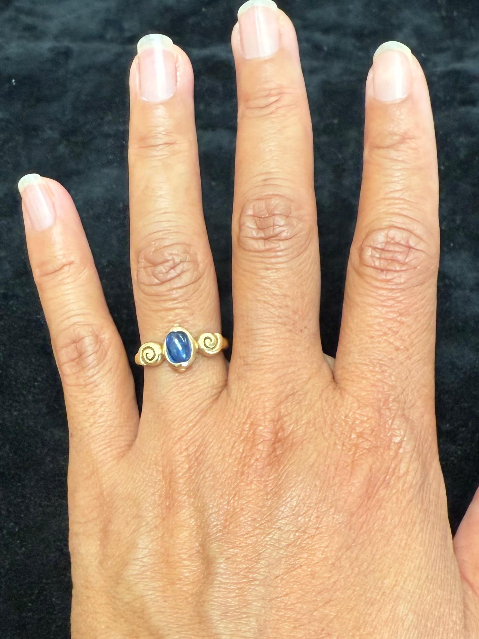 Anello in oro 18K con zaffiro blu cabochon da 1,3 carati di Steven Battelle in vendita 4