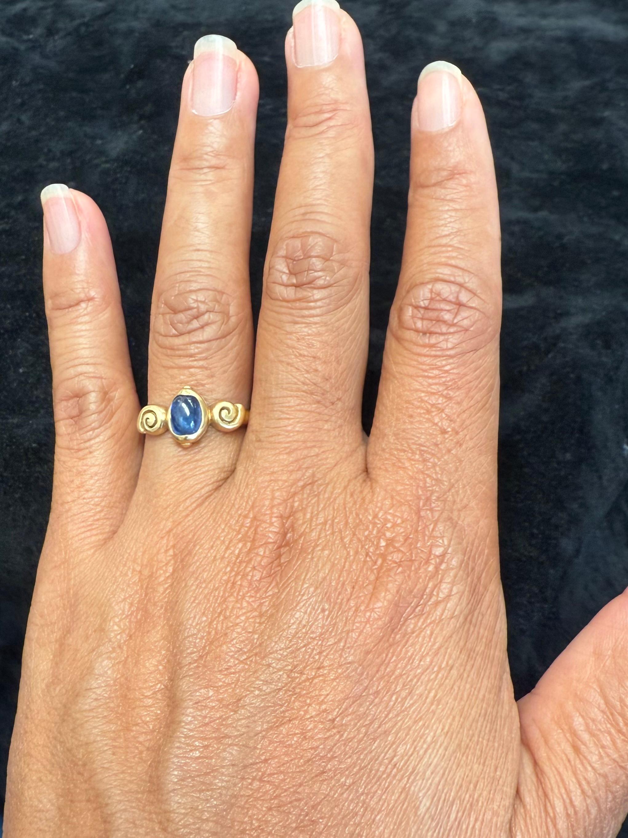 Contemporaneo Anello in oro 18K con zaffiro blu cabochon da 1,3 carati di Steven Battelle in vendita