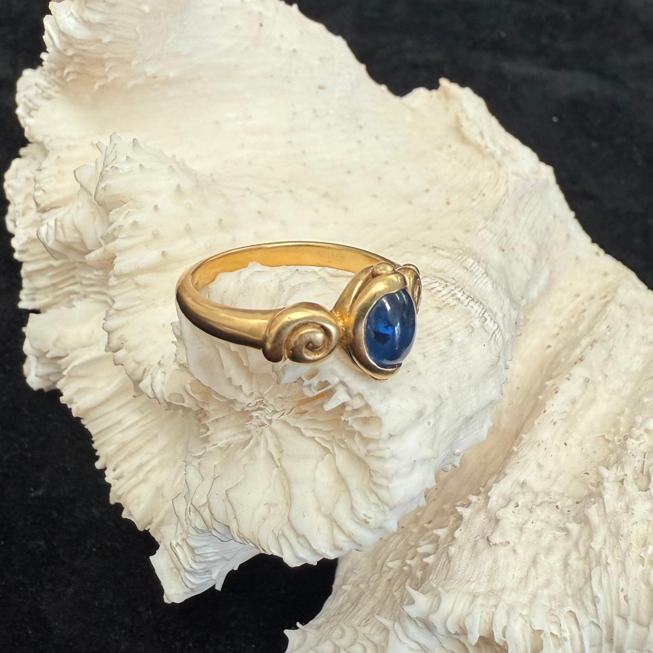 Cabochon Anello in oro 18K con zaffiro blu cabochon da 1,3 carati di Steven Battelle in vendita