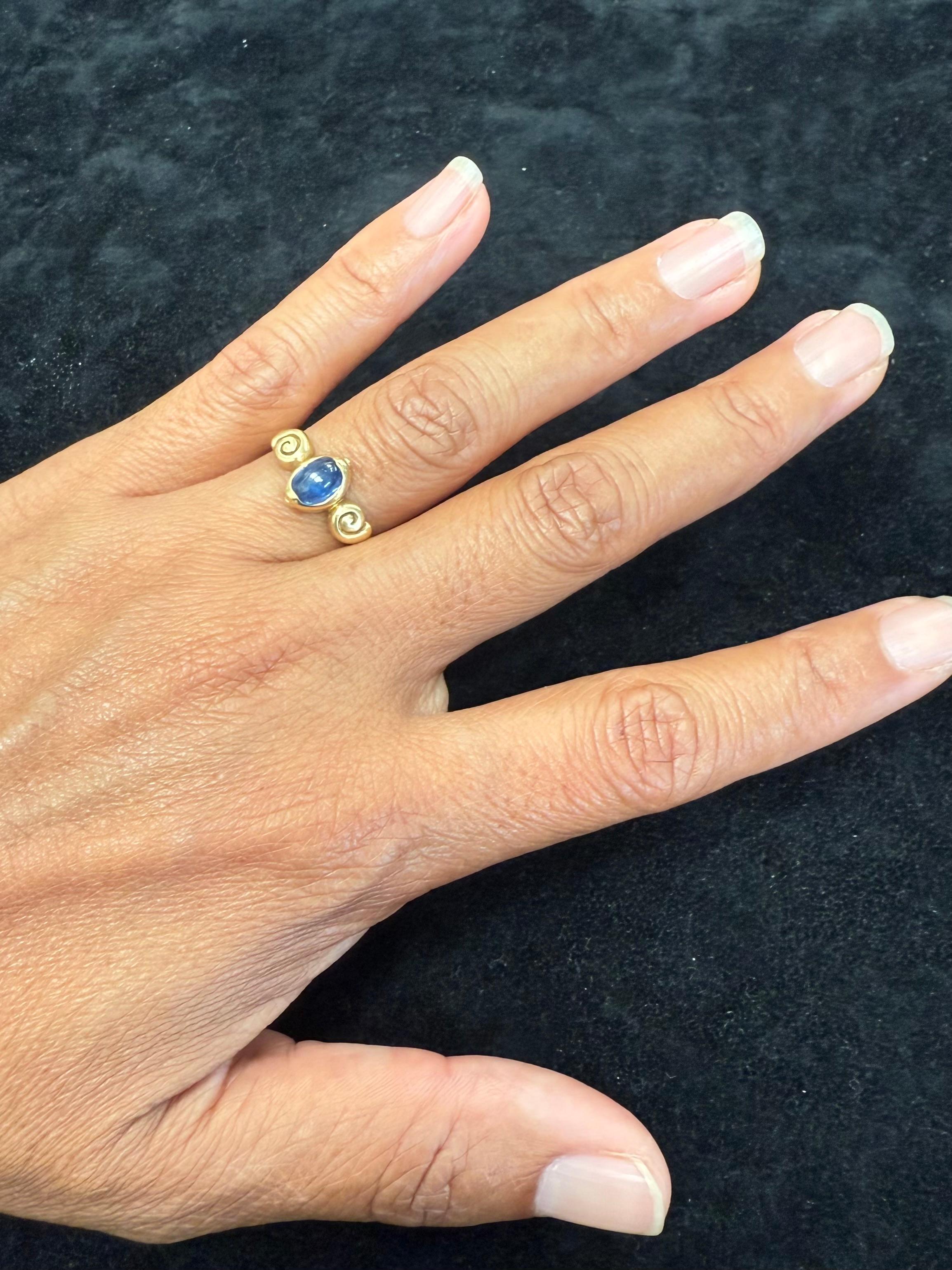 Anello in oro 18K con zaffiro blu cabochon da 1,3 carati di Steven Battelle In condizioni Nuovo in vendita a Soquel, CA