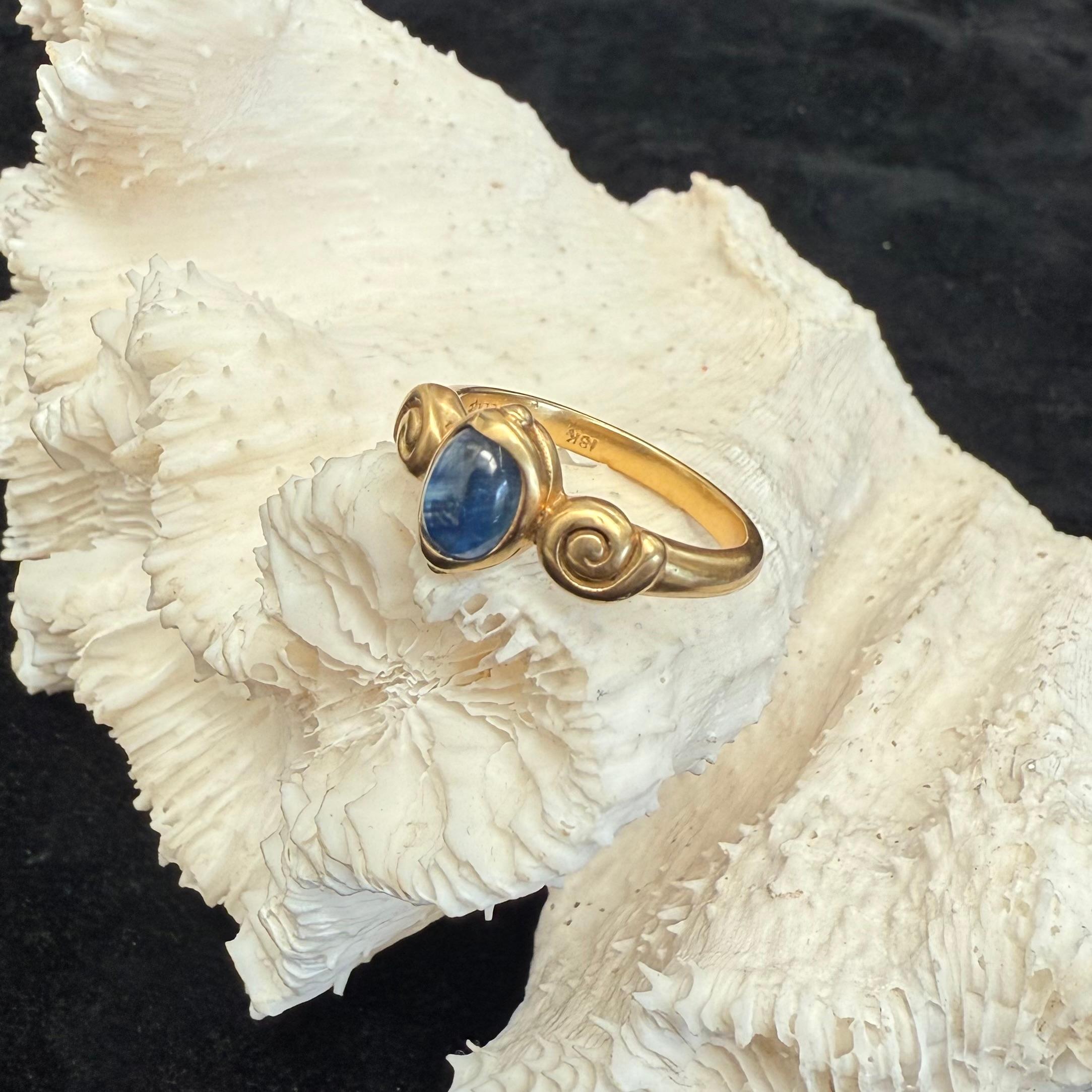 da uomo o donna Anello in oro 18K con zaffiro blu cabochon da 1,3 carati di Steven Battelle in vendita
