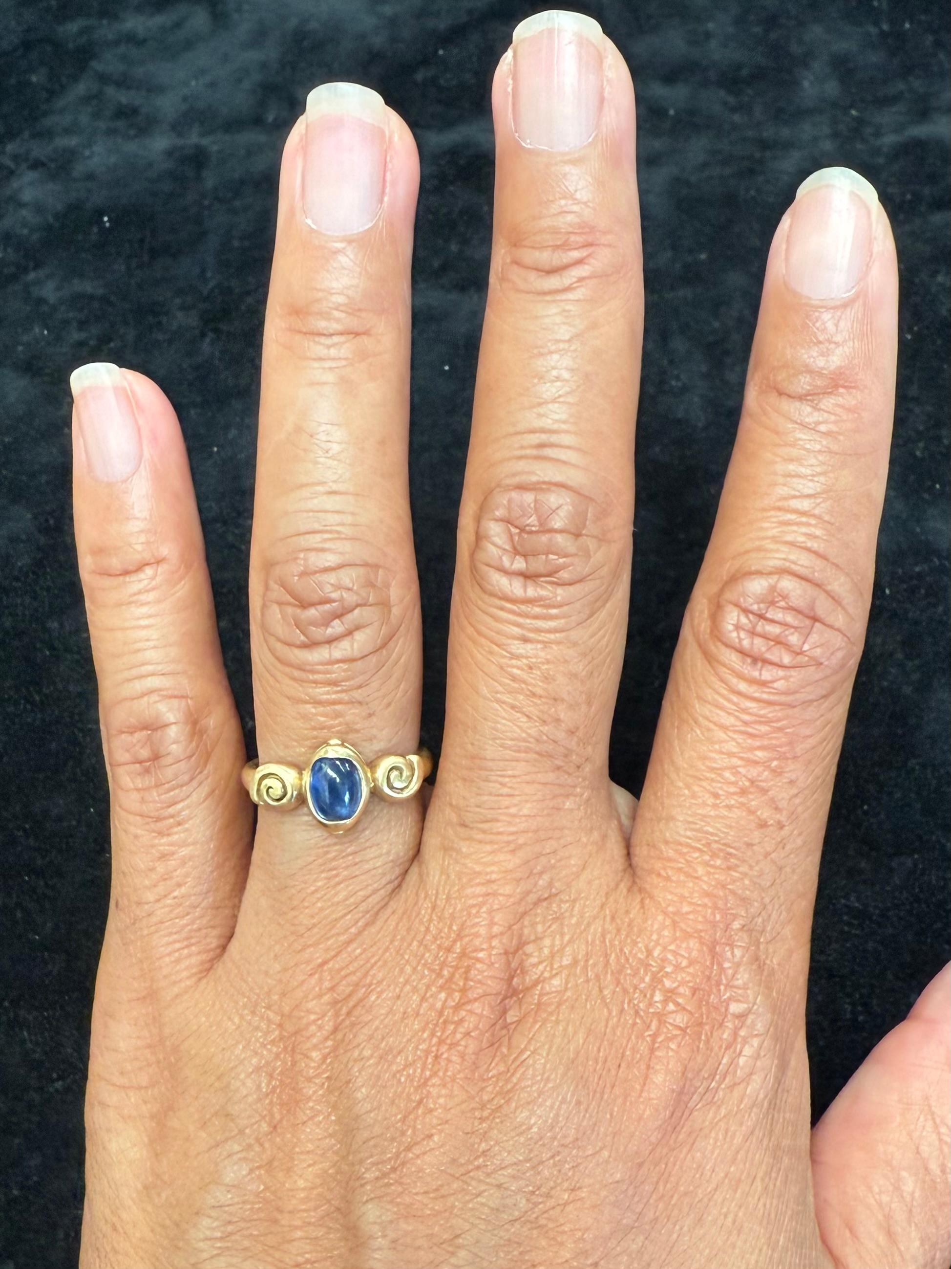 Anello in oro 18K con zaffiro blu cabochon da 1,3 carati di Steven Battelle in vendita 1