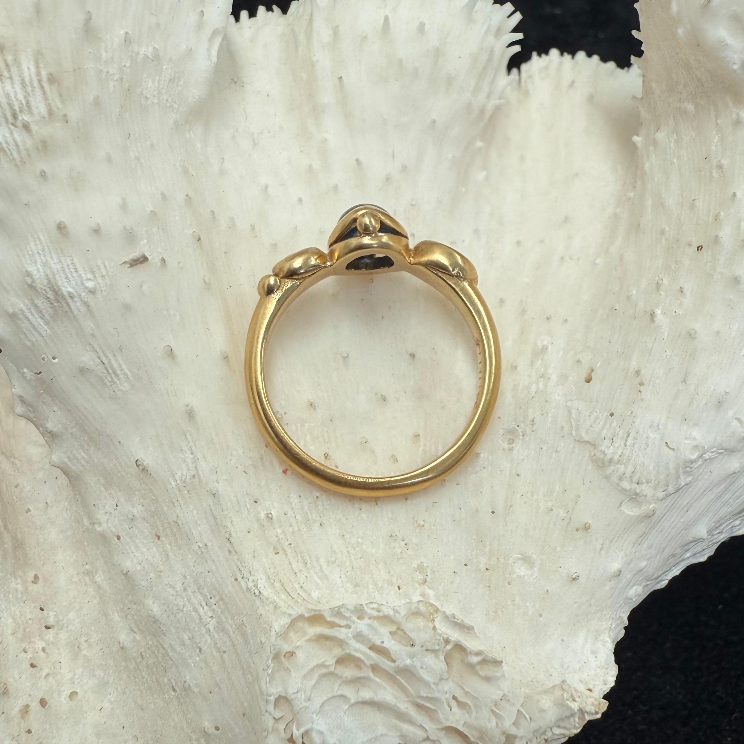 Anello in oro 18K con zaffiro blu cabochon da 1,3 carati di Steven Battelle in vendita 2