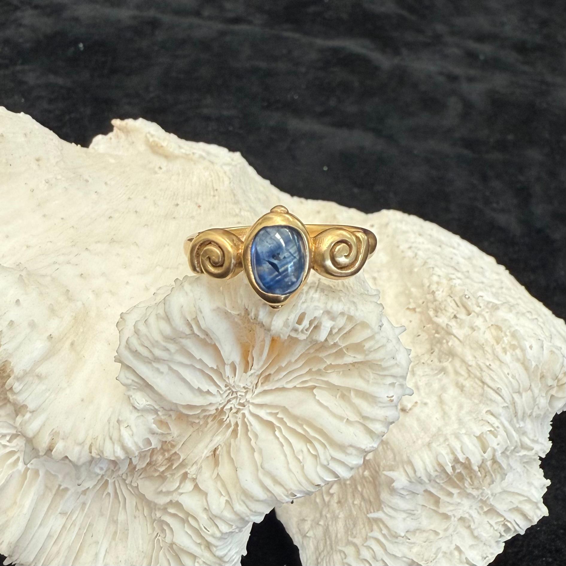 Anello in oro 18K con zaffiro blu cabochon da 1,3 carati di Steven Battelle in vendita 3