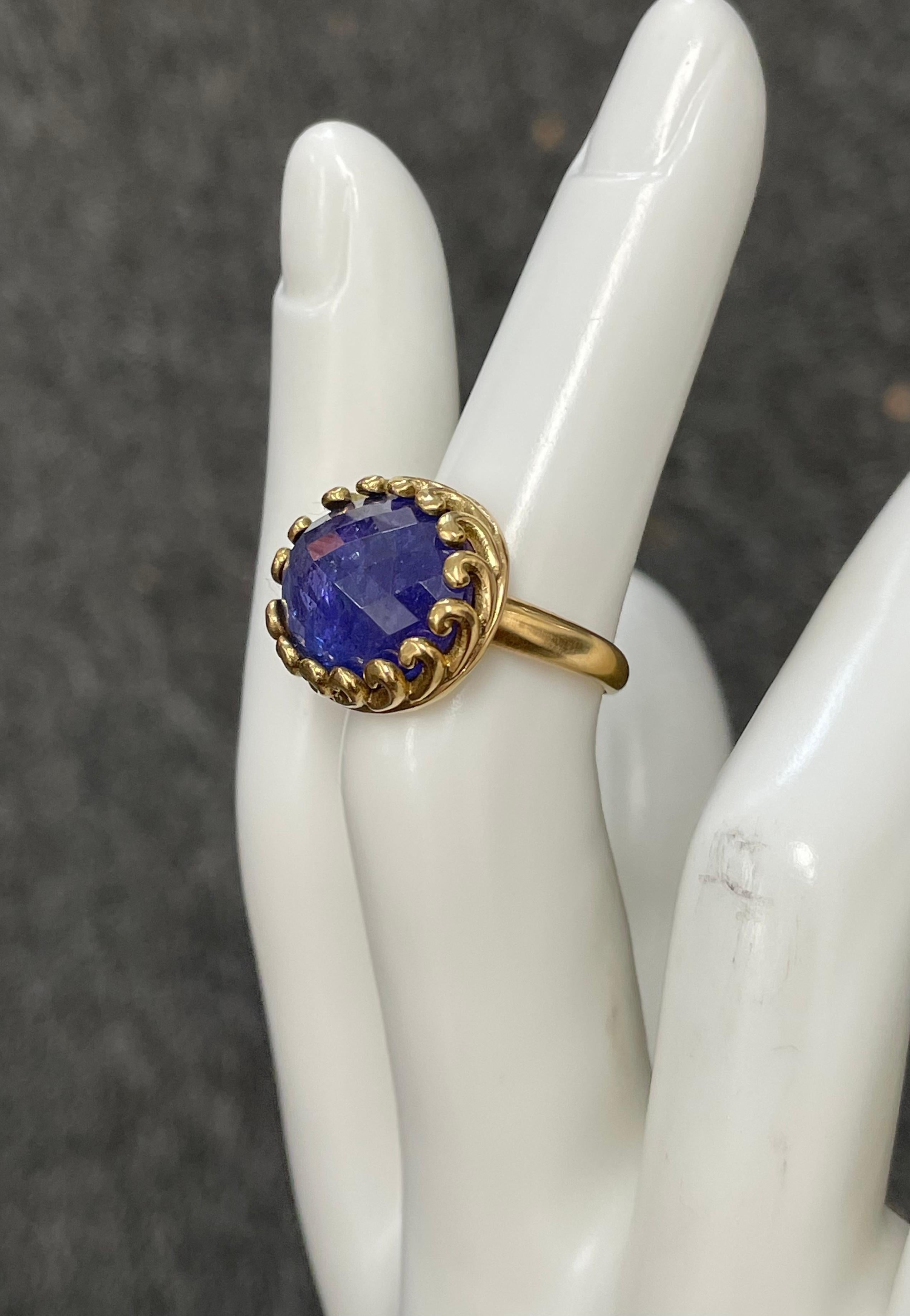 Contemporary 13.3 Carats Rose Cut Tanzanite 18k Gold Ring For Sale