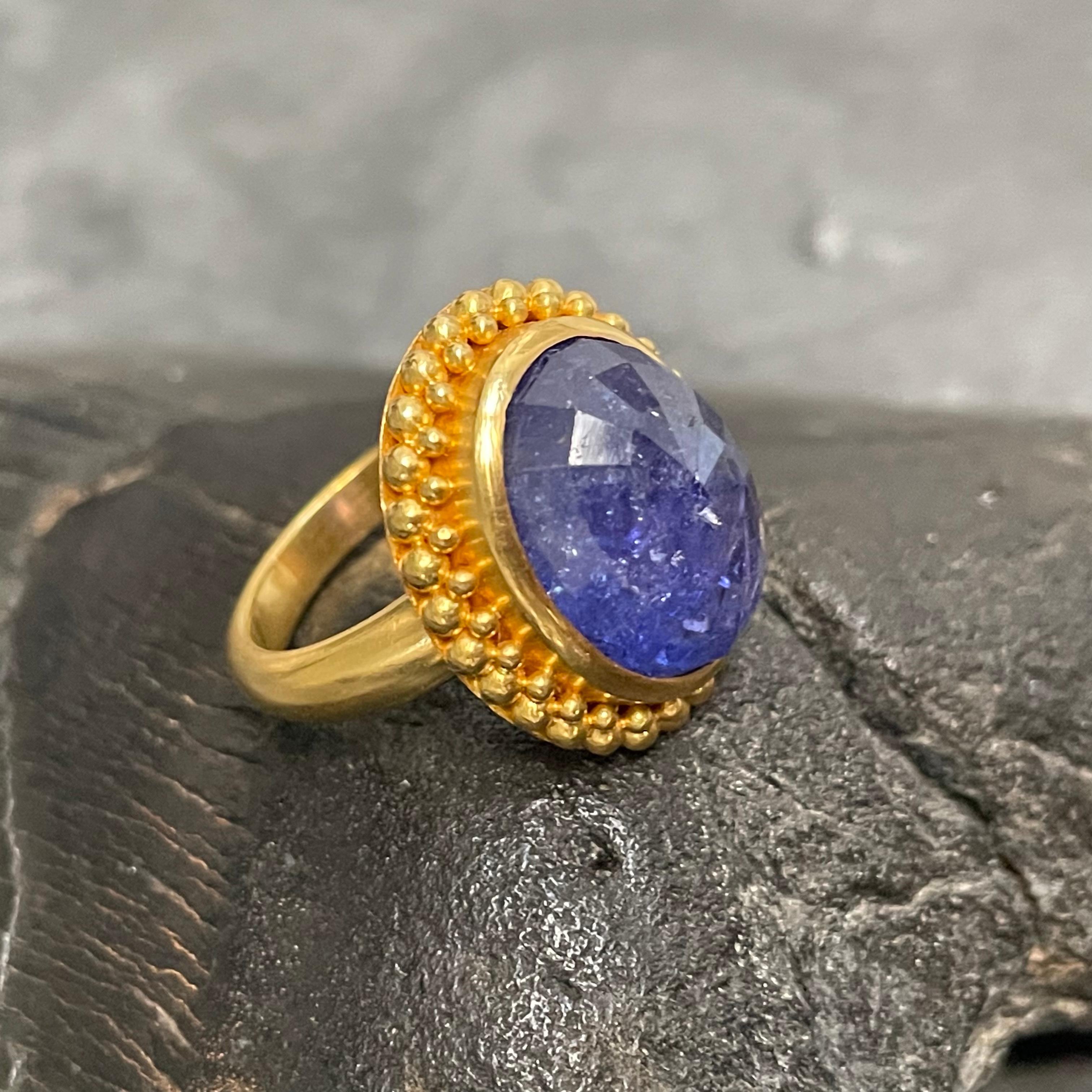 Contemporary Steven Battelle 13.3 Carats Tanzanite 22K Gold Ring For Sale