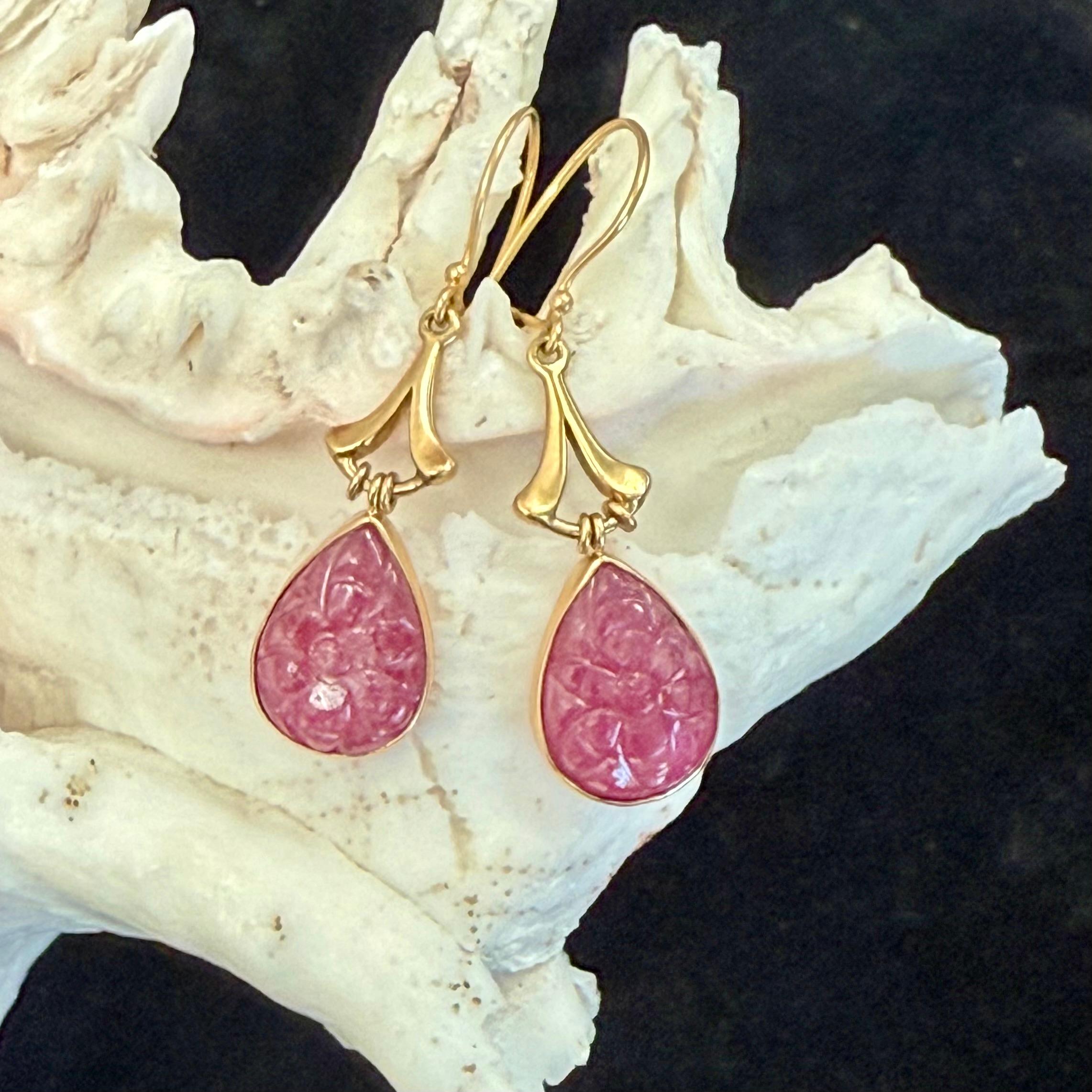 Steven Battelle Boucles d'oreilles en goutte en or 18 carats avec rubis sculpté de 13,5 carats Pour femmes en vente