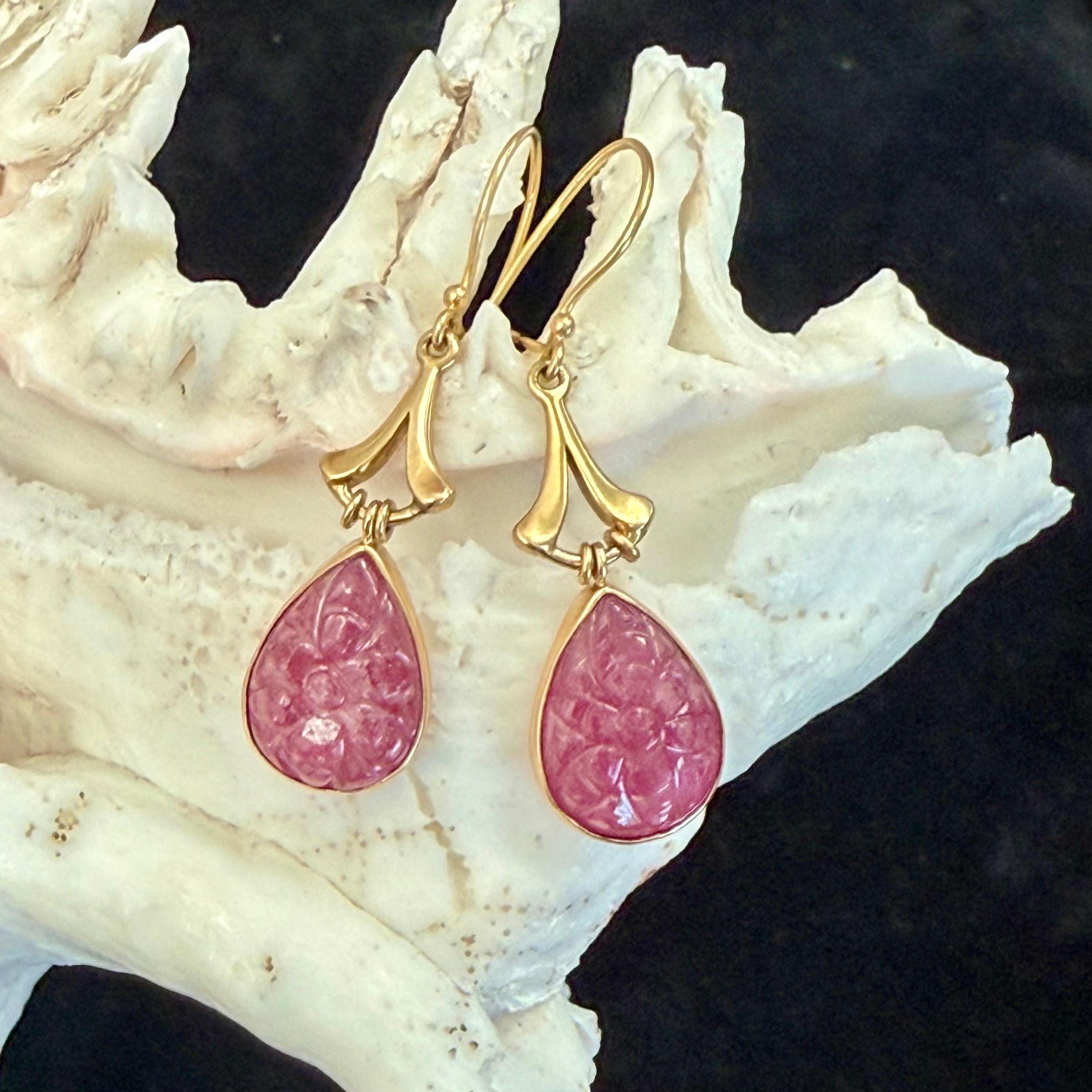 Contemporain Steven Battelle Boucles d'oreilles en goutte en or 18 carats avec rubis sculpté de 13,5 carats en vente