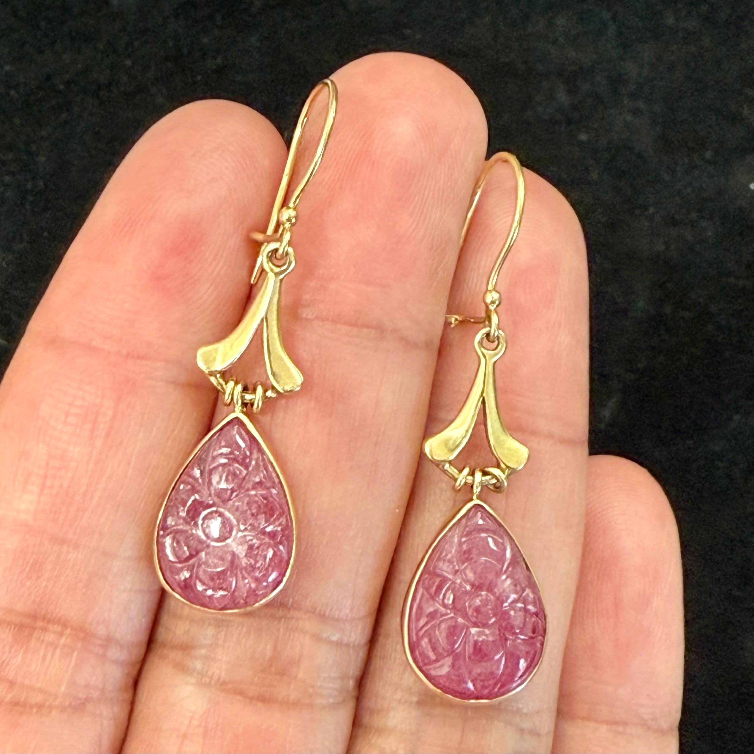 Steven Battelle Boucles d'oreilles en goutte en or 18 carats avec rubis sculpté de 13,5 carats en vente 1