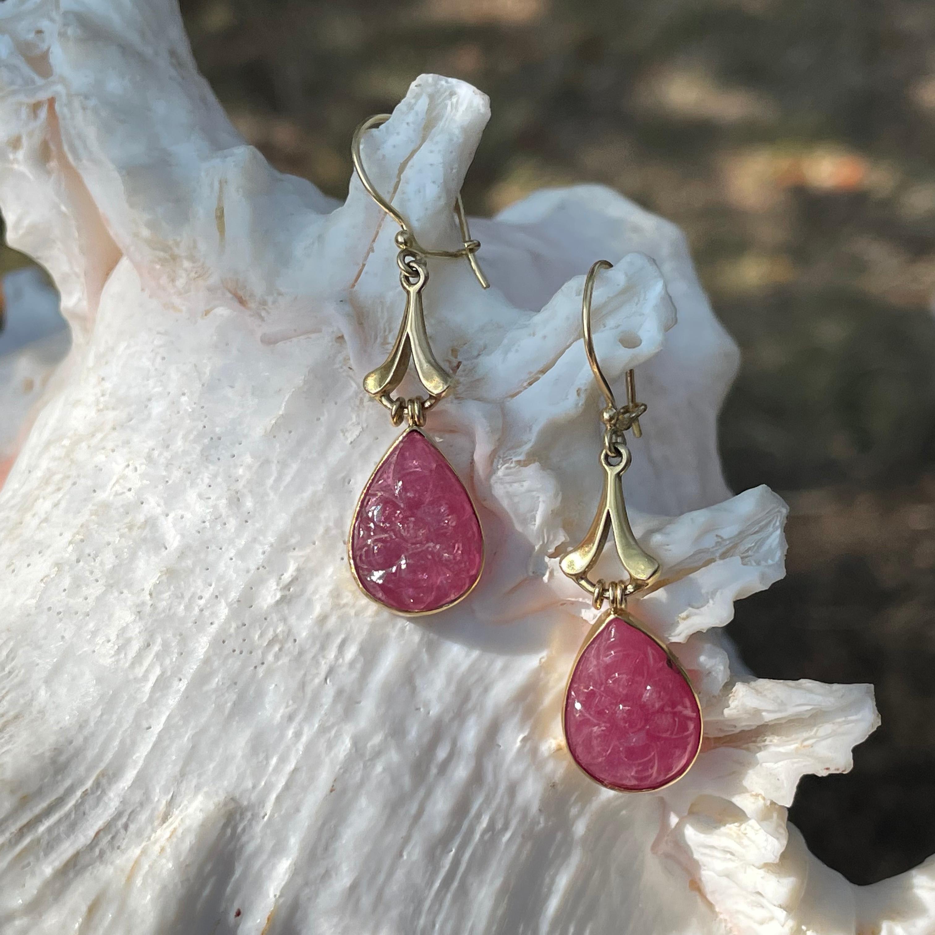 Contemporary Steven Battelle 13.5 Carats Carved Ruby 18K Gold Drop Earrings For Sale