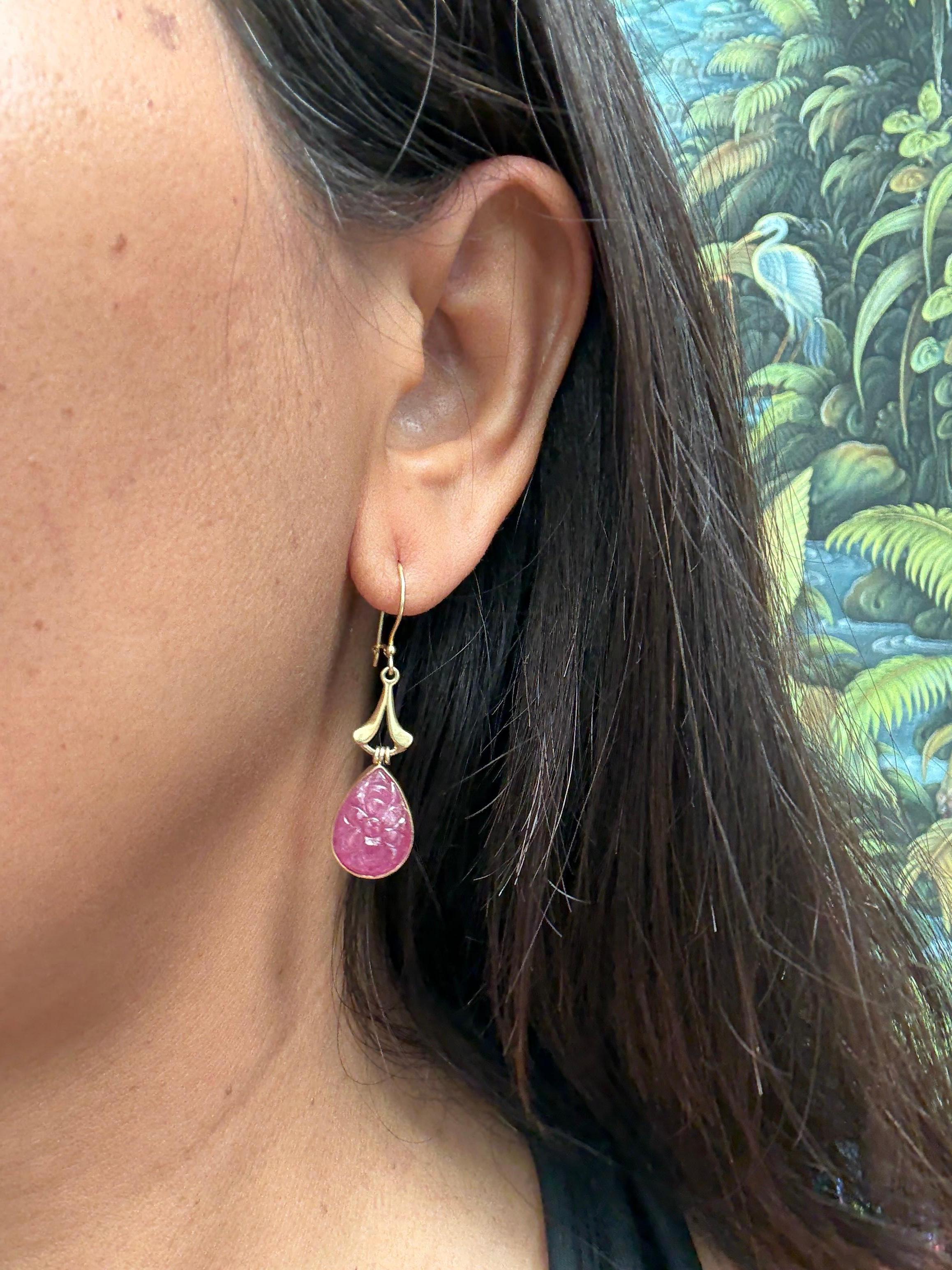 Taille poire Steven Battelle Boucles d'oreilles en goutte en or 18 carats avec rubis sculpté de 13,5 carats en vente