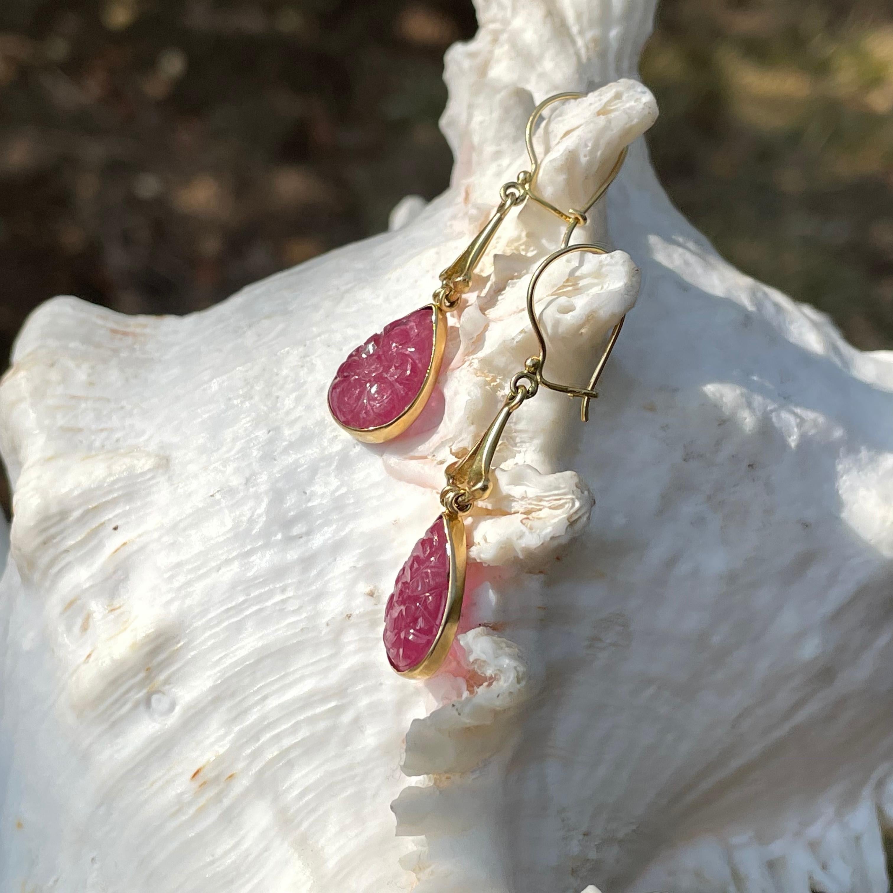 Steven Battelle 13.5 Carats Carved Ruby 18K Gold Drop Earrings In New Condition For Sale In Soquel, CA