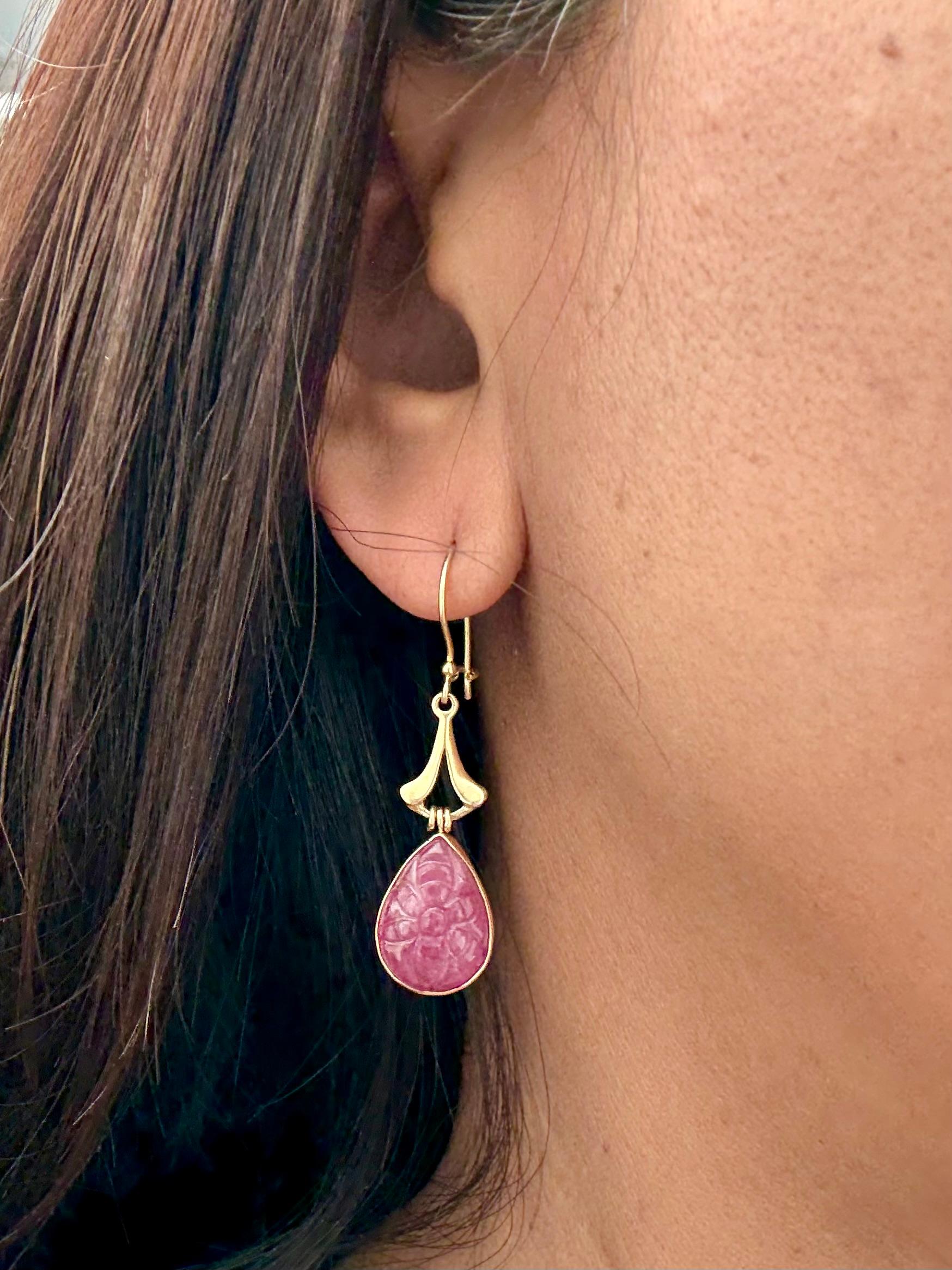Steven Battelle Boucles d'oreilles en goutte en or 18 carats avec rubis sculpté de 13,5 carats Neuf - En vente à Soquel, CA