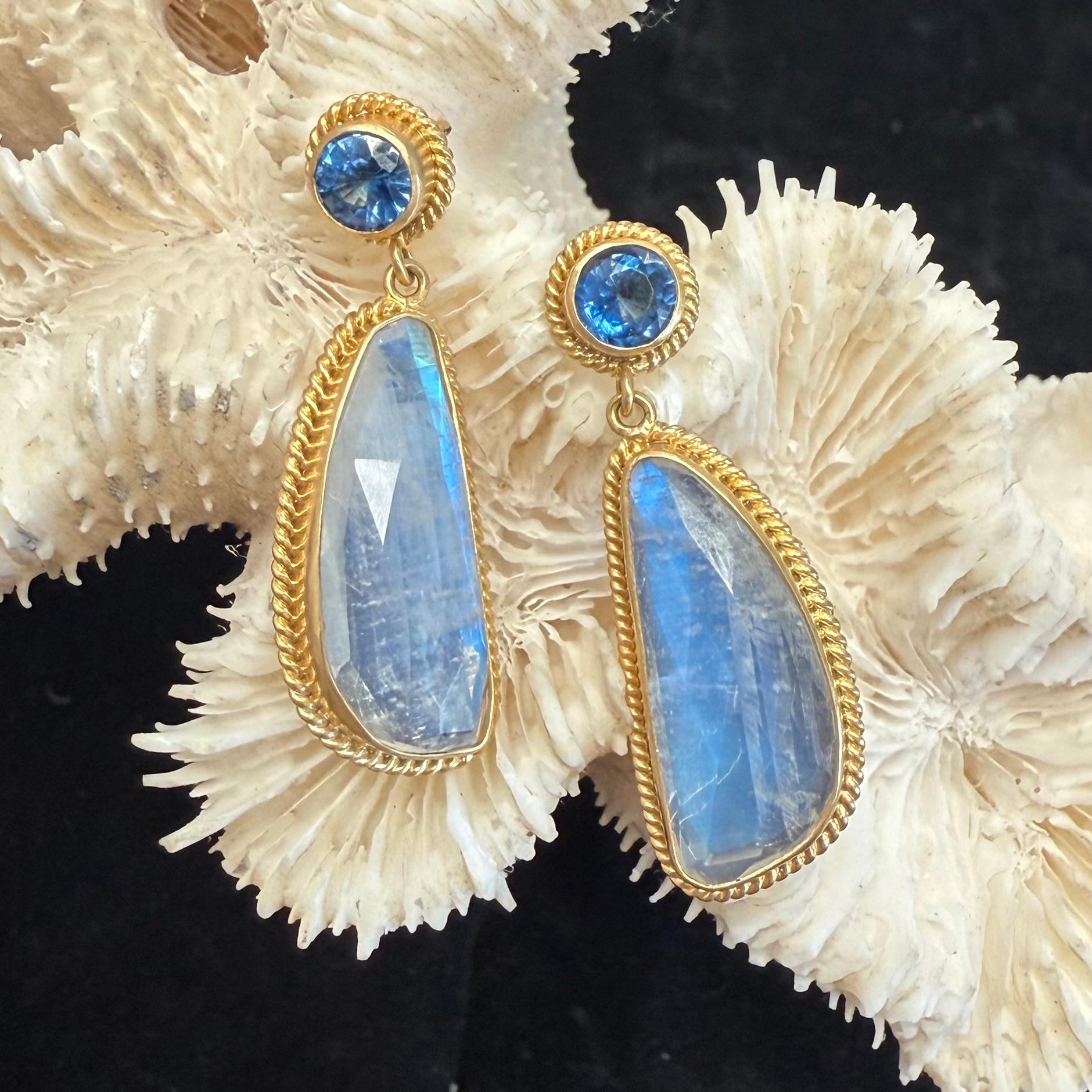 Women's or Men's Steven Battelle 13.7 Carats Rainbow Moonstone Kyanite 18K Gold Post Earrings For Sale