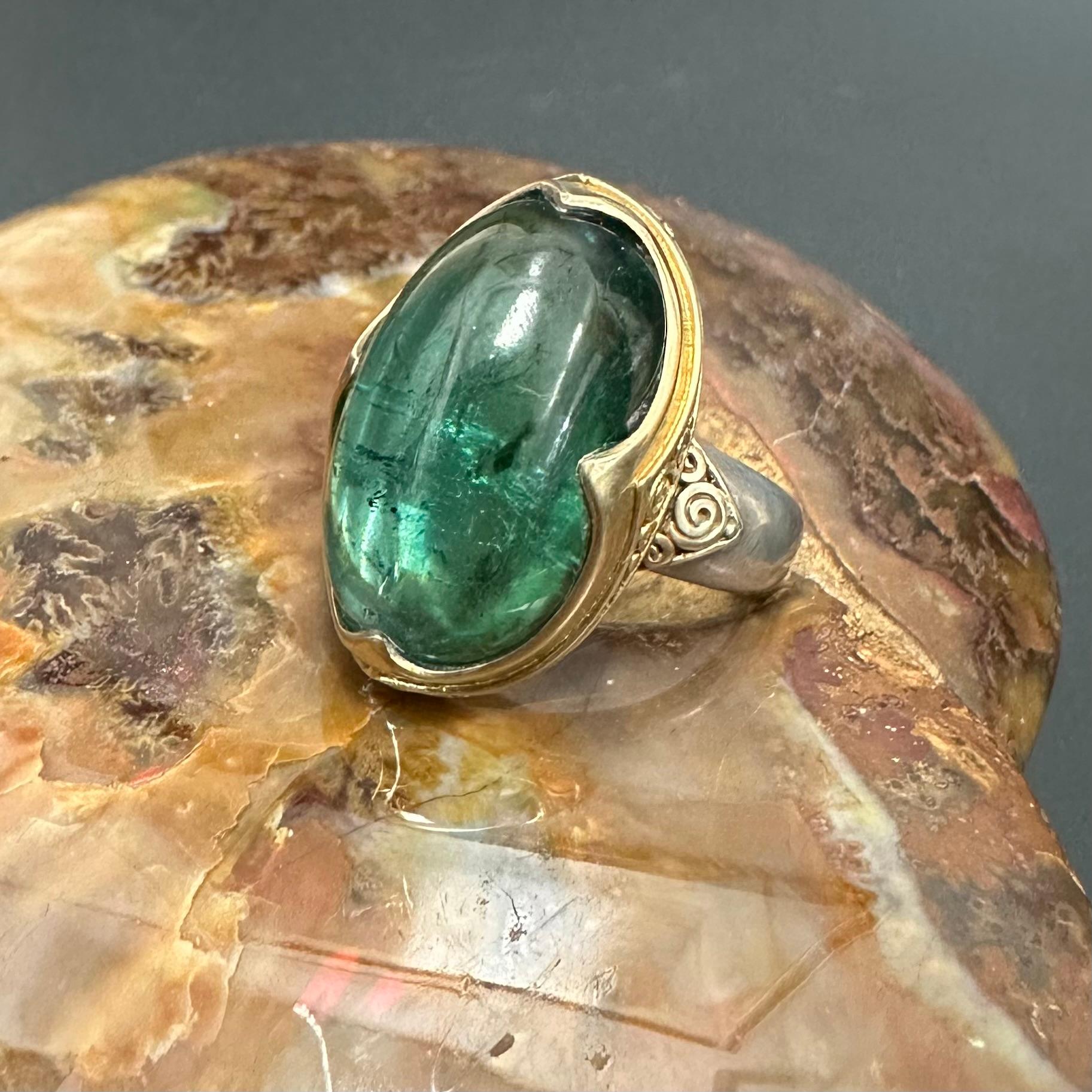 Contemporain Steven Battelle, bague en or 18 carats avec tourmaline verte cabochon de 13,9 carats en vente
