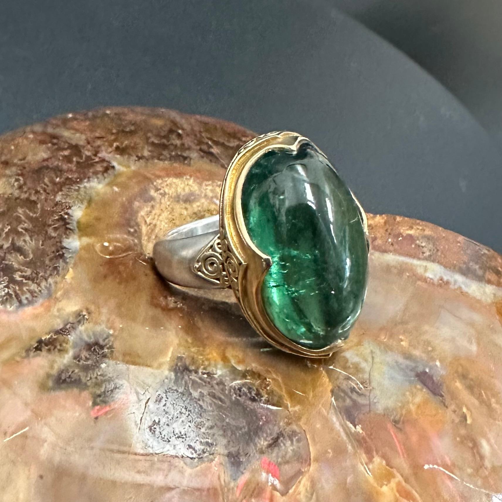 Taille cabochon Steven Battelle, bague en or 18 carats avec tourmaline verte cabochon de 13,9 carats en vente