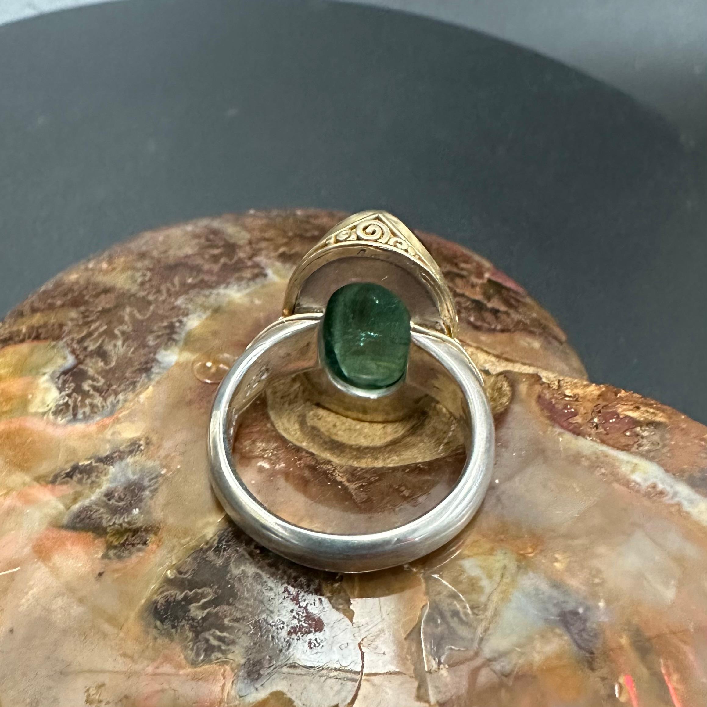 Steven Battelle, bague en or 18 carats avec tourmaline verte cabochon de 13,9 carats Neuf - En vente à Soquel, CA