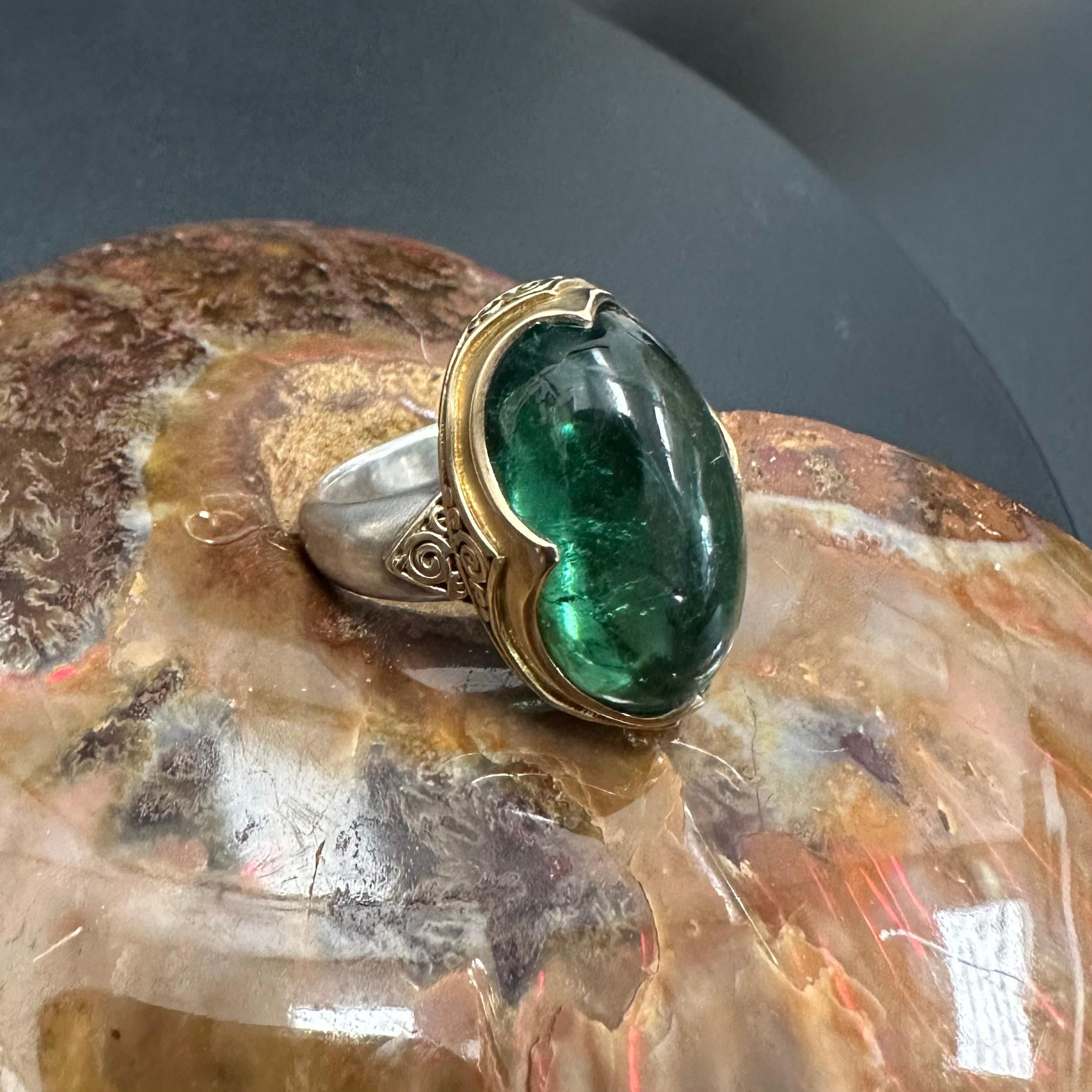 Steven Battelle, bague en or 18 carats avec tourmaline verte cabochon de 13,9 carats Unisexe en vente