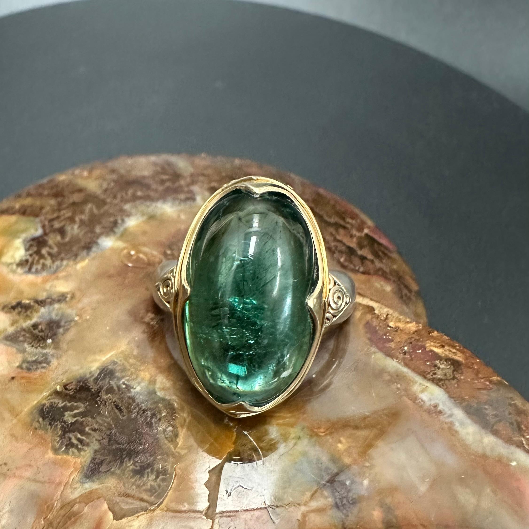 Steven Battelle, bague en or 18 carats avec tourmaline verte cabochon de 13,9 carats en vente 1