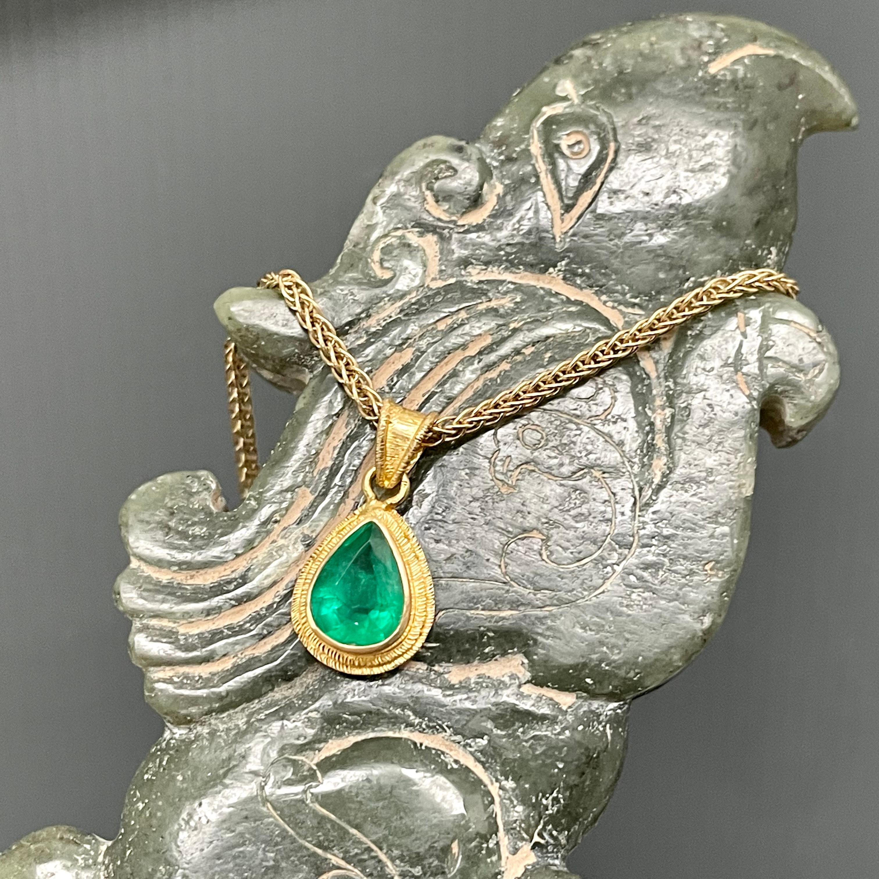 Steven Battelle 1.4 Carats Emerald 18K Gold Pendant For Sale 1