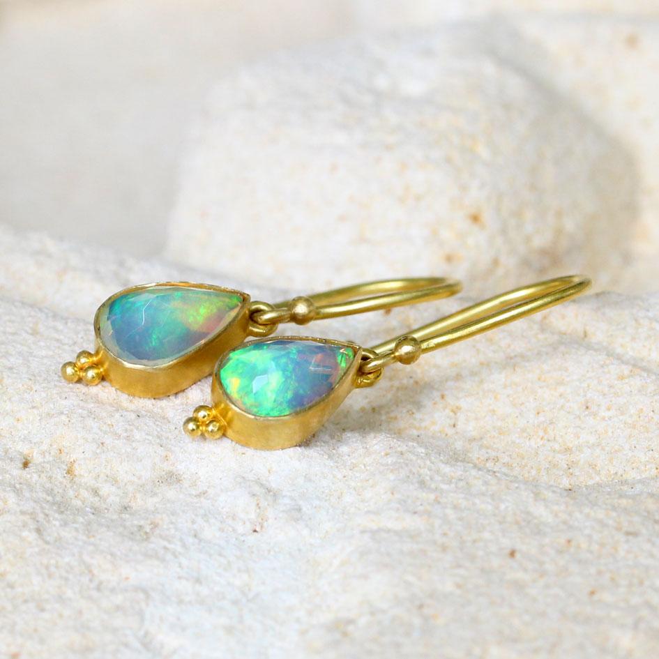 Steven Battelle Orecchini in oro 18K con opale etiope da 1,4 carati In condizioni Nuovo in vendita a Soquel, CA