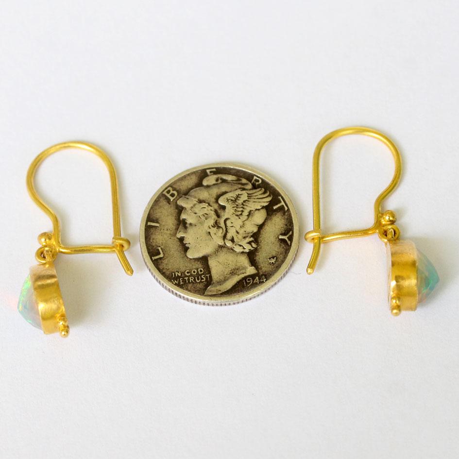 da uomo o donna Steven Battelle Orecchini in oro 18K con opale etiope da 1,4 carati in vendita