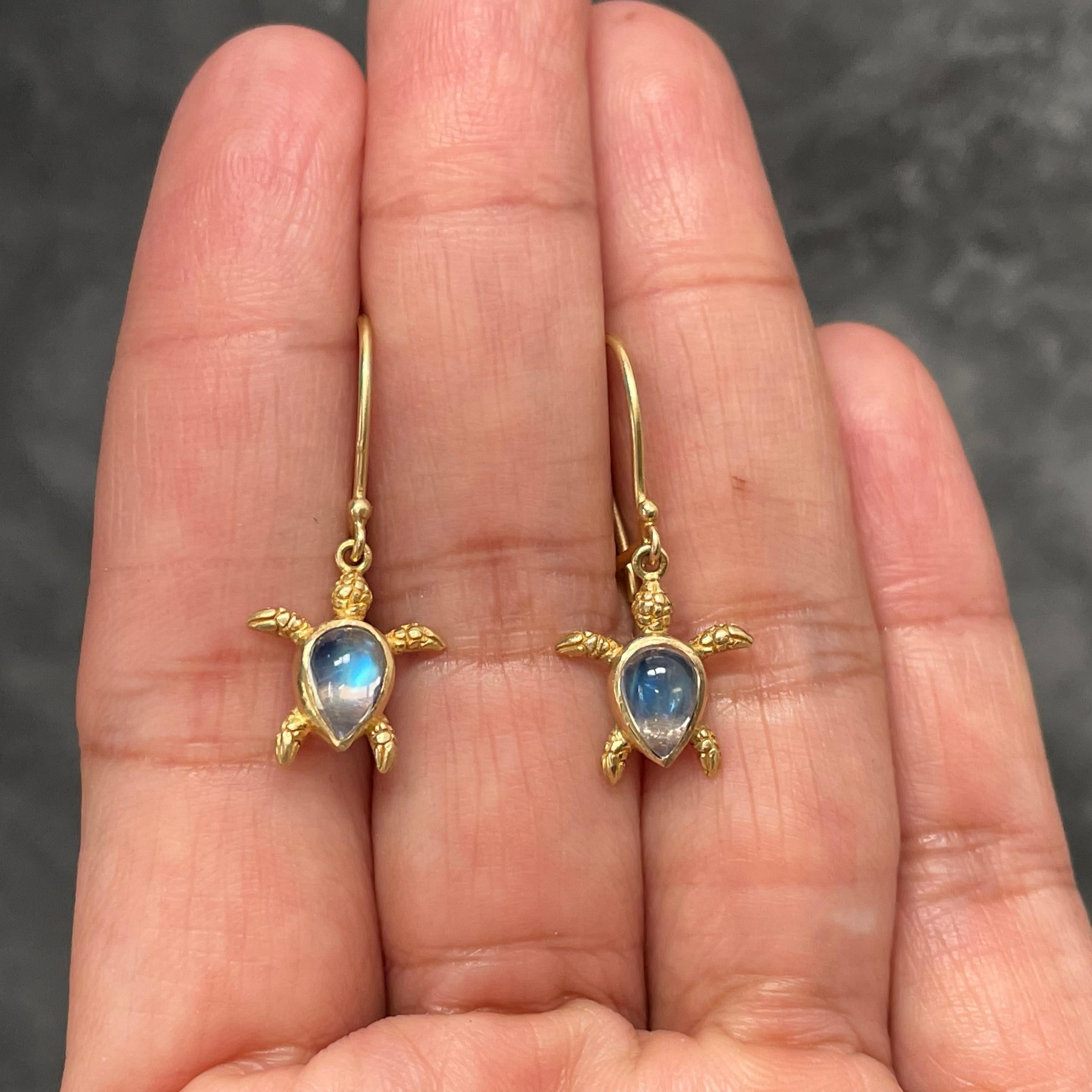Contemporary Steven Battelle 1.6 Carats Rainbow Moonstone 18K Gold Wire Turtle Earrings For Sale