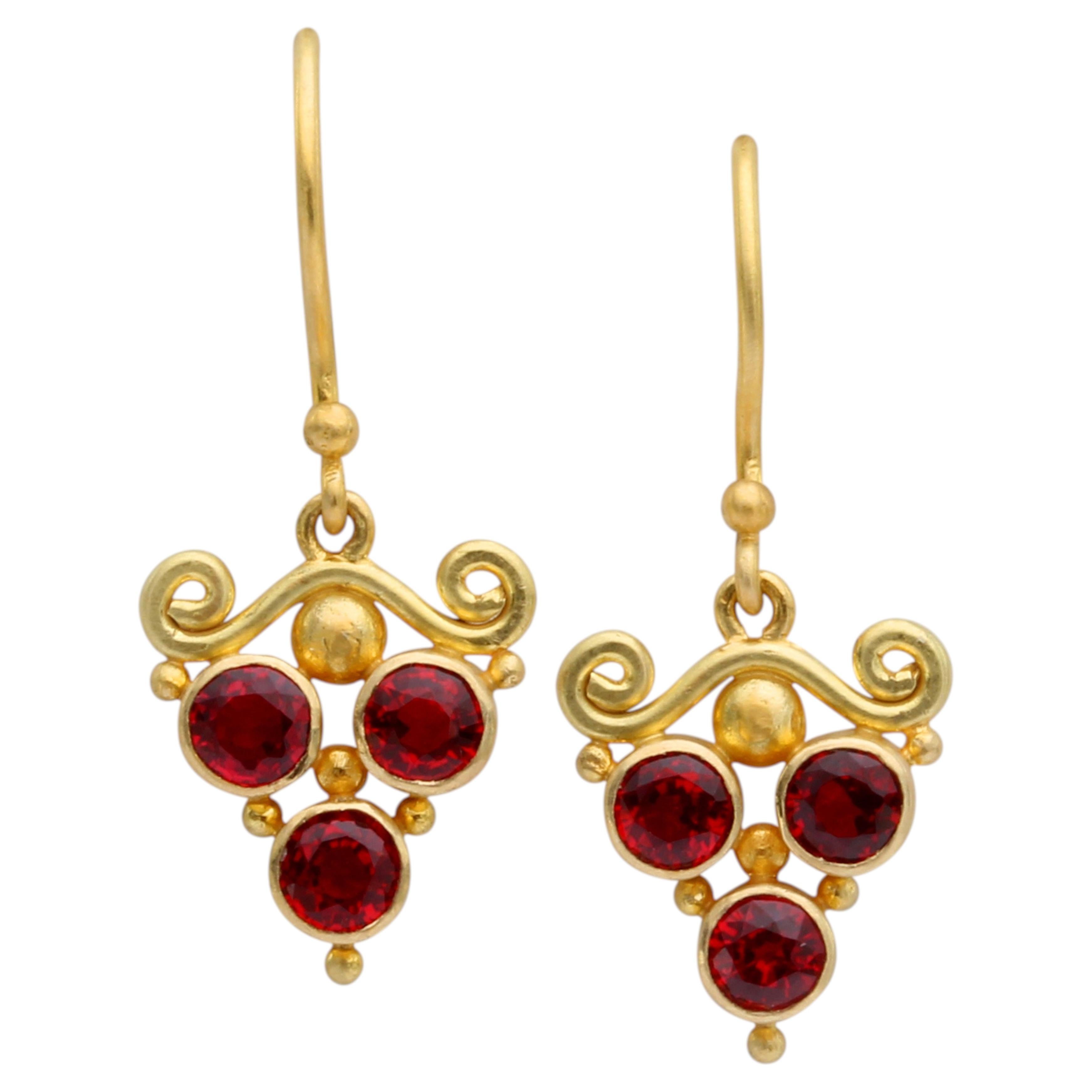 Orecchini Steven Battelle con zaffiro rosso fancy da 1,4 carati in oro 18 carati