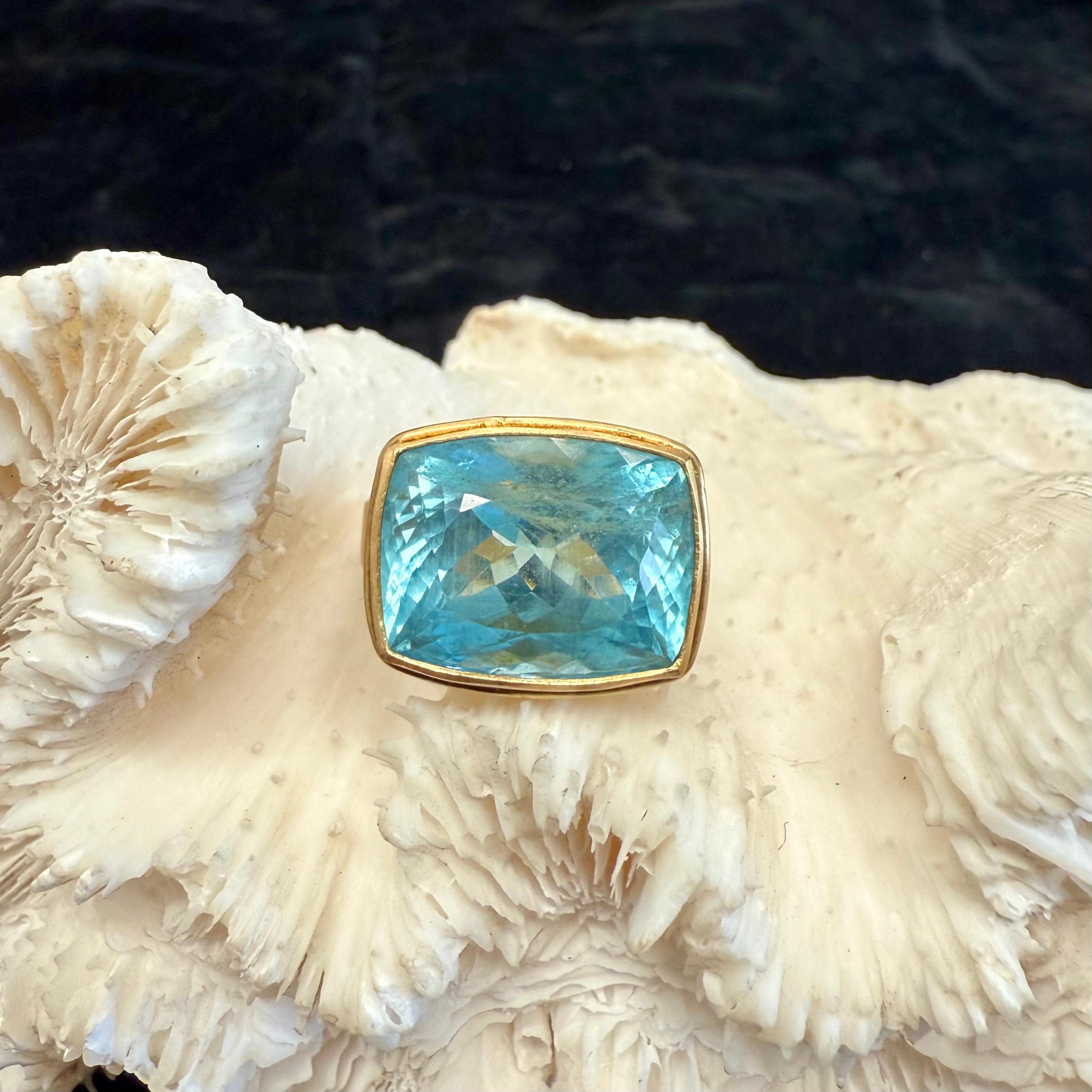 Steven Battelle 14,0 Karat Facettierter Aquamarin 18K Goldring (Zeitgenössisch) im Angebot