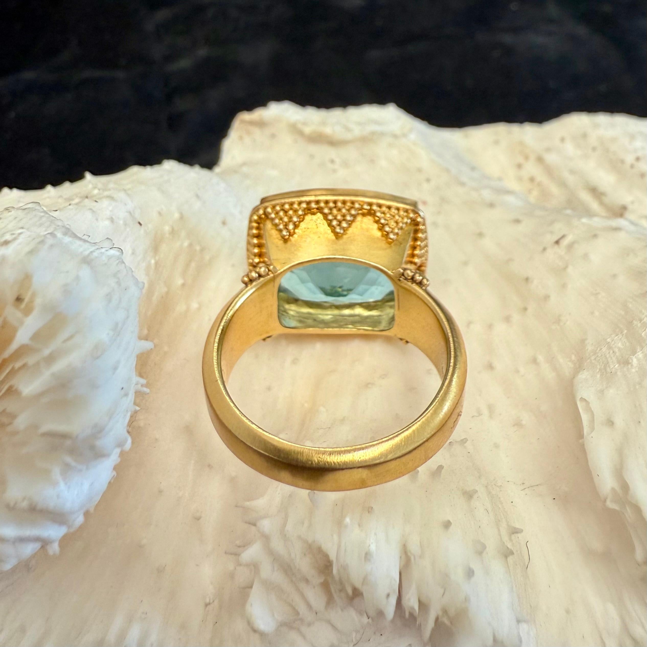 Steven Battelle 14,0 Karat Facettierter Aquamarin 18K Goldring (Kissenschliff) im Angebot