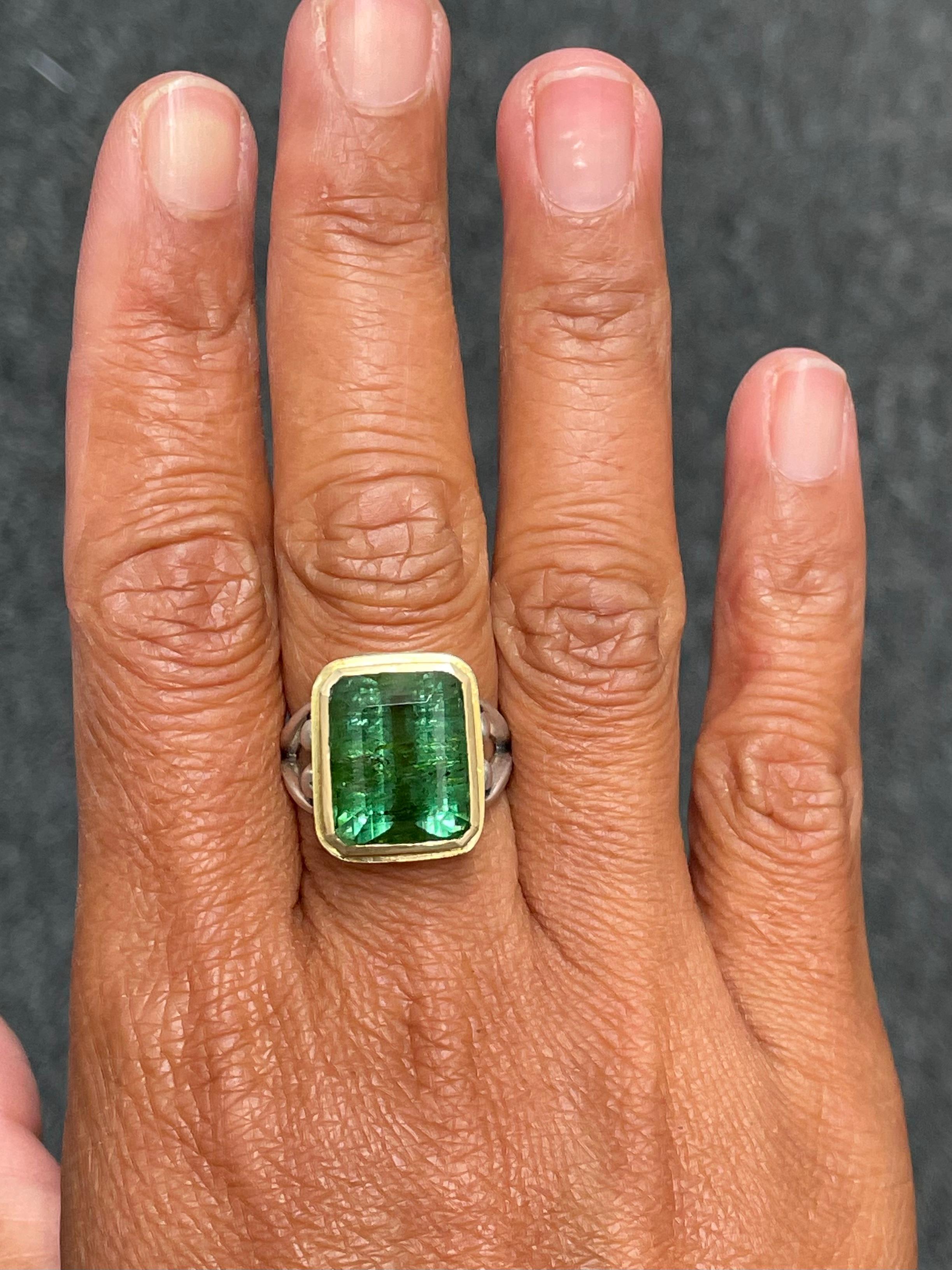 Taille coussin Steven Battelle Bague en argent et or 18 carats avec tourmaline verte facettée de 14,4 carats en vente