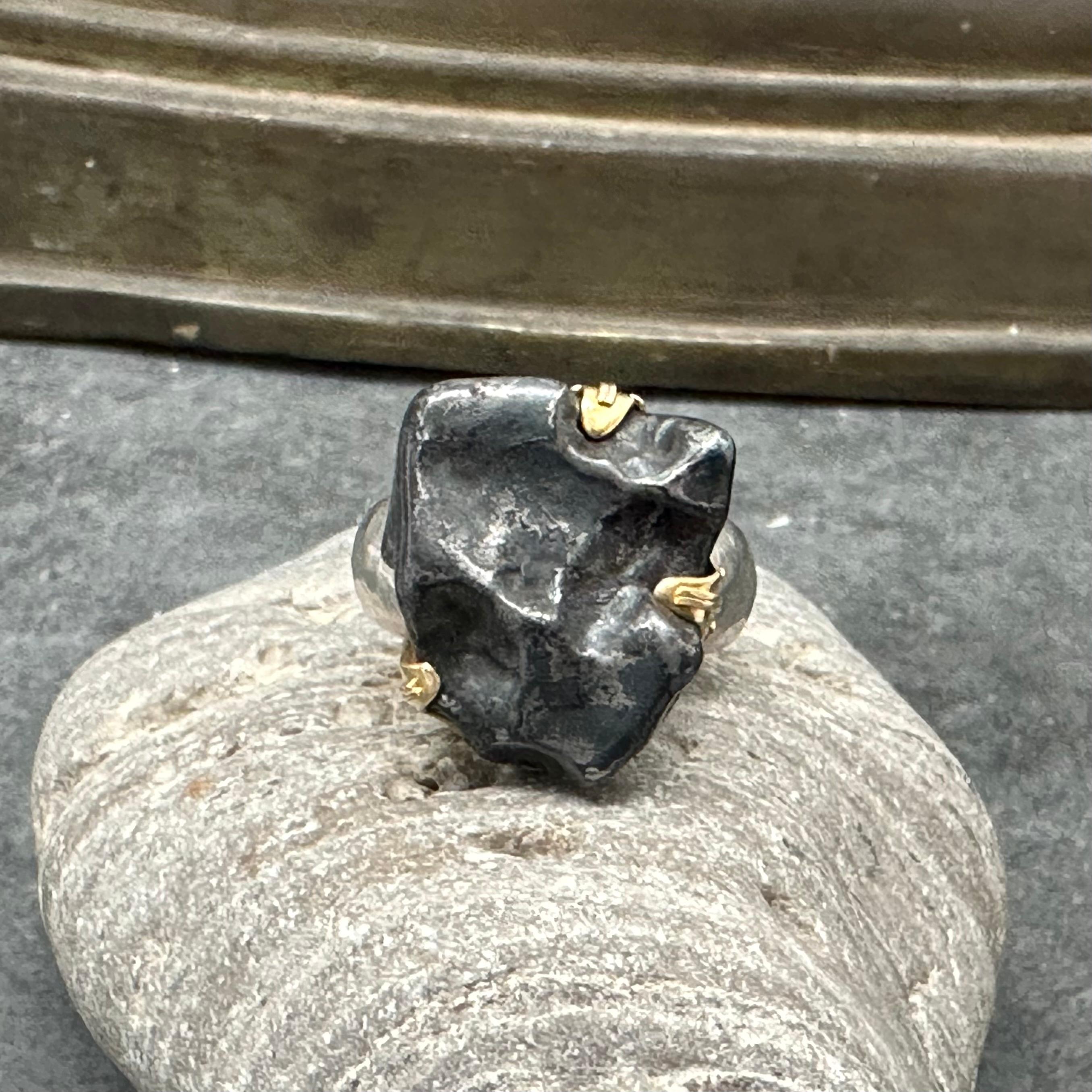 Steven Battelle 14.5 Gram Meteorite Silver 18K Gold Bezel Mens Ring Neuf - En vente à Soquel, CA