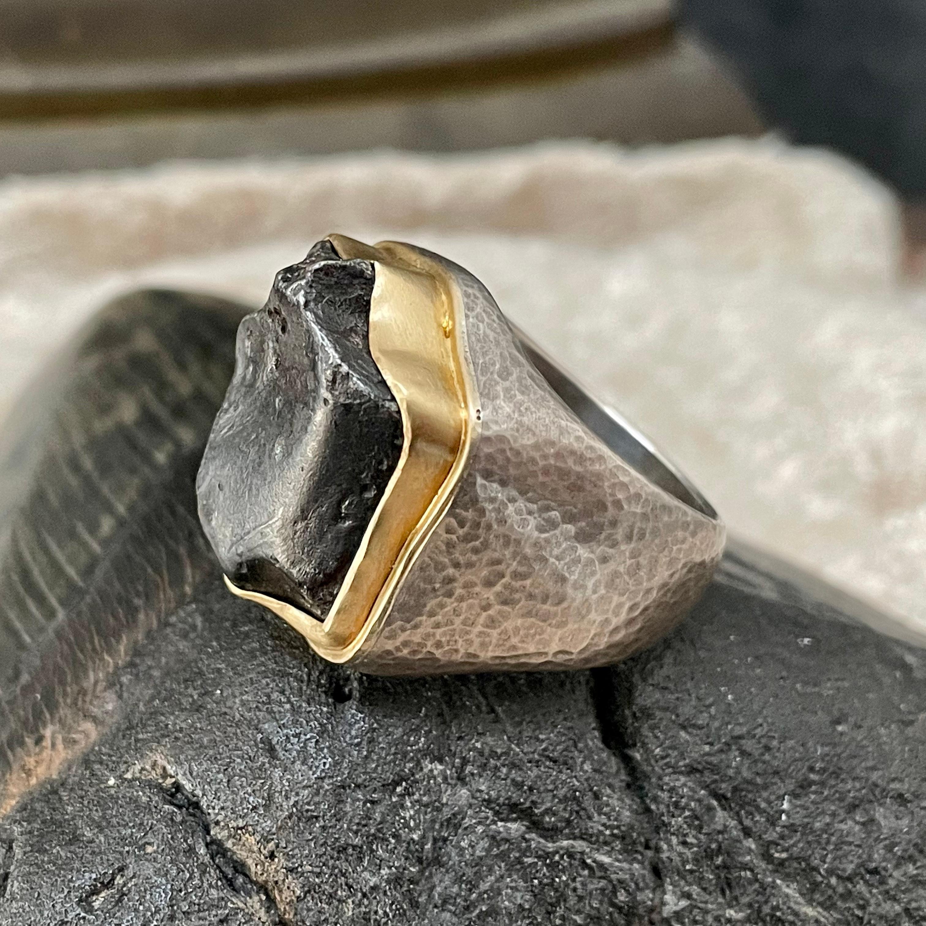 Contemporary Steven Battelle 14.6 Gram Sikote-Alin Meteorite Mens Silver 18k Gold Ring