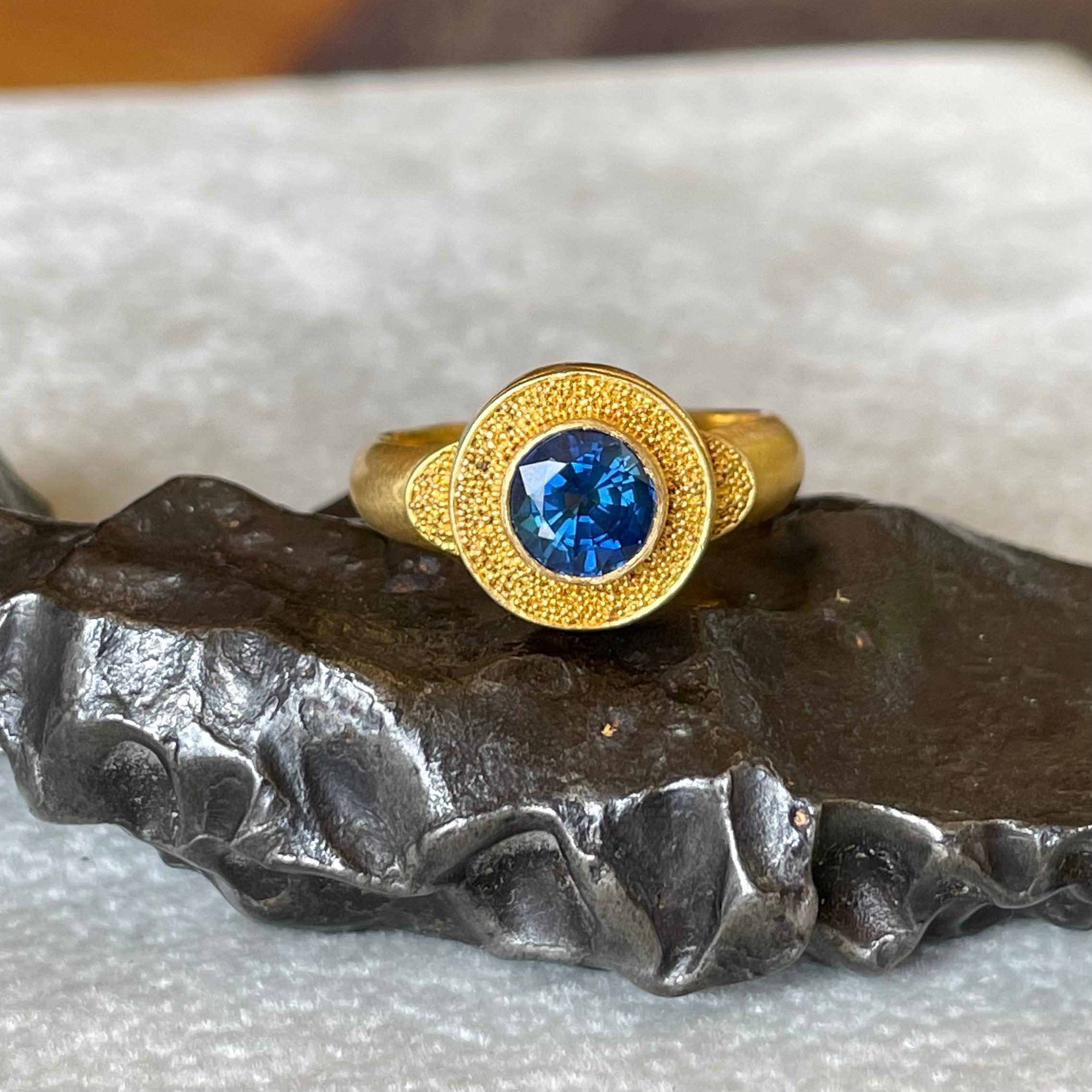 Women's or Men's Steven Battelle 1.5 Carats Blue Sapphire 22K Granulated Ring For Sale