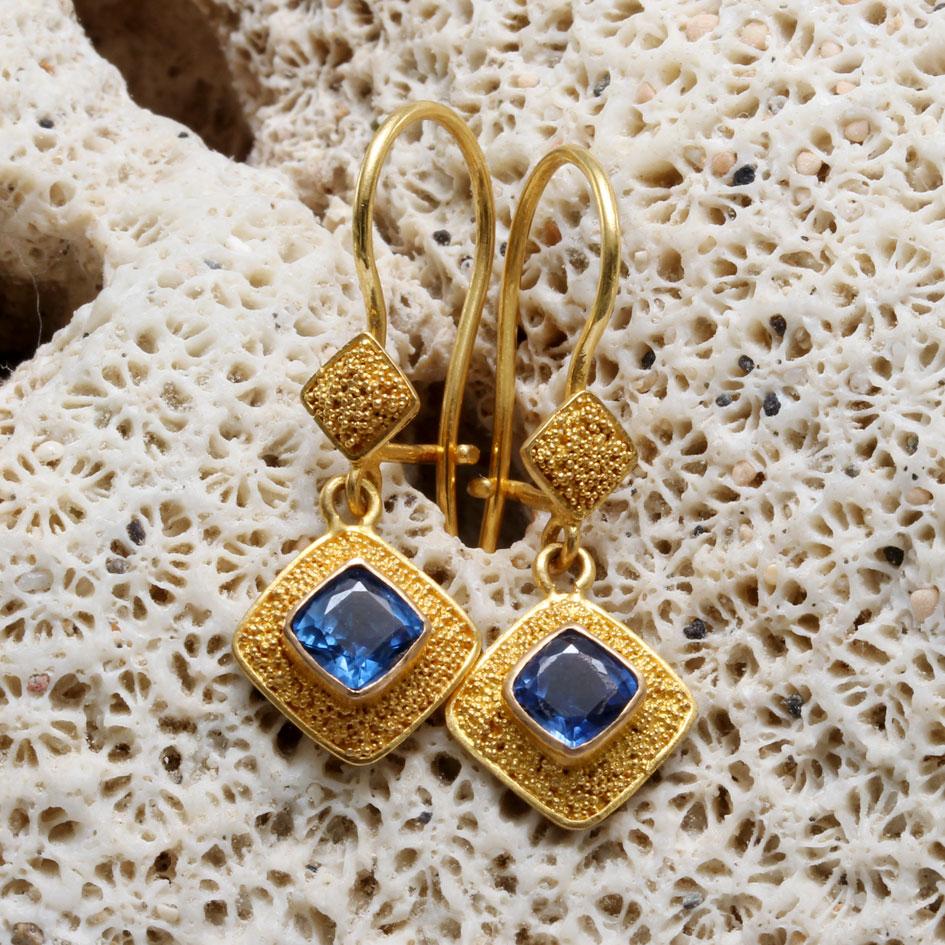 Steven Battelle 1.6 Carats Kyanite 22K Gold Wire Earrings  In New Condition For Sale In Soquel, CA