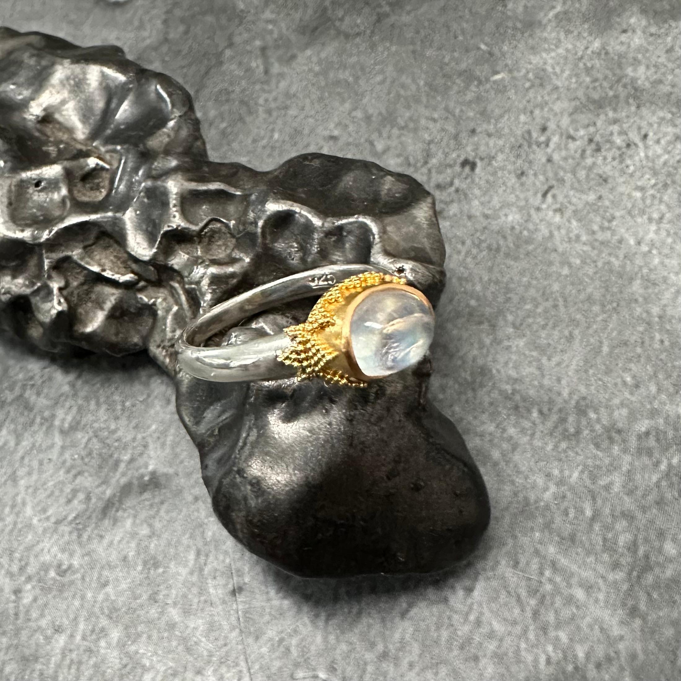 Taille cabochon Steven Battelle Bague en argent sterling et or 22 carats avec pierre de lune arc-en-ciel 1,6 carat en vente