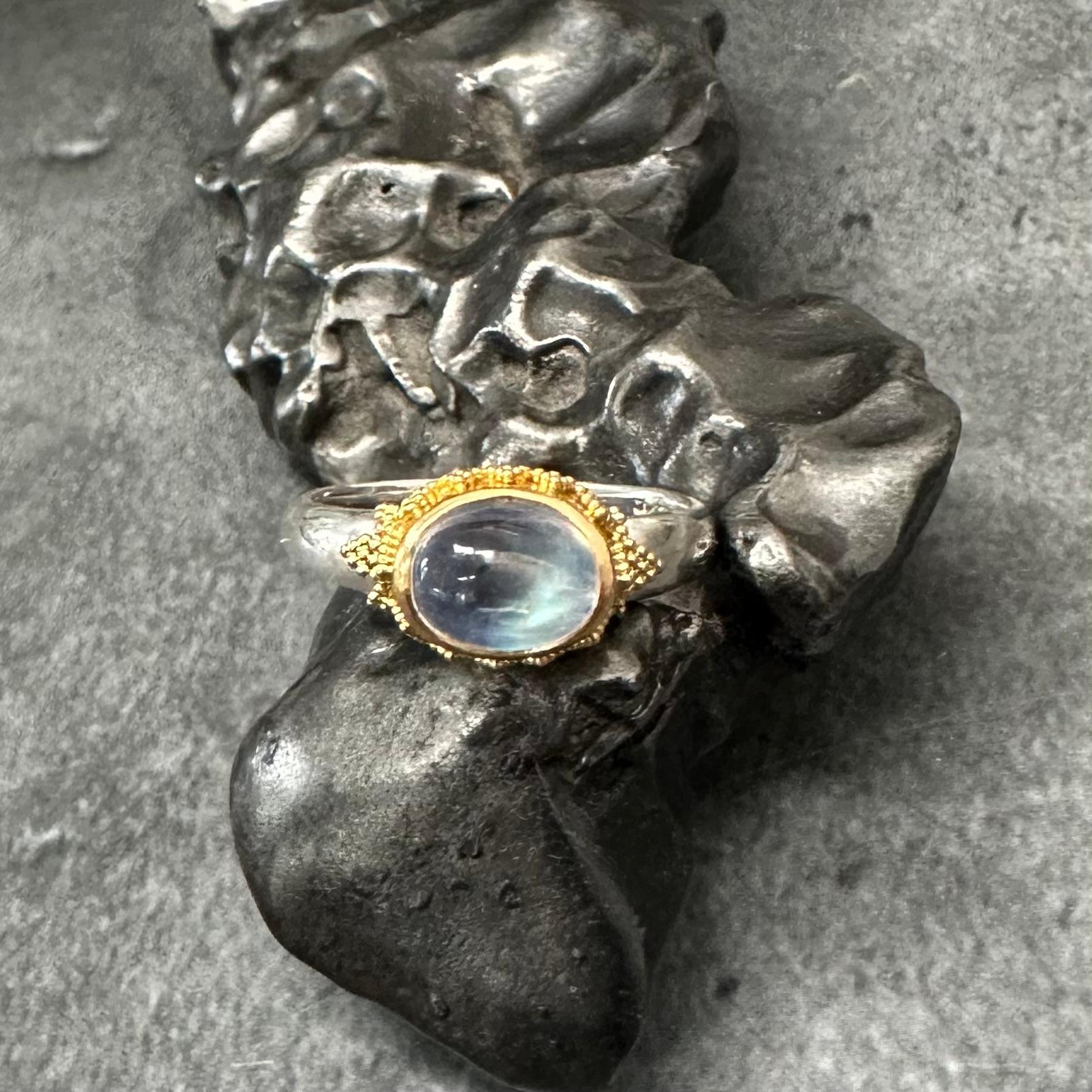 Steven Battelle Bague en argent sterling et or 22 carats avec pierre de lune arc-en-ciel 1,6 carat en vente 1
