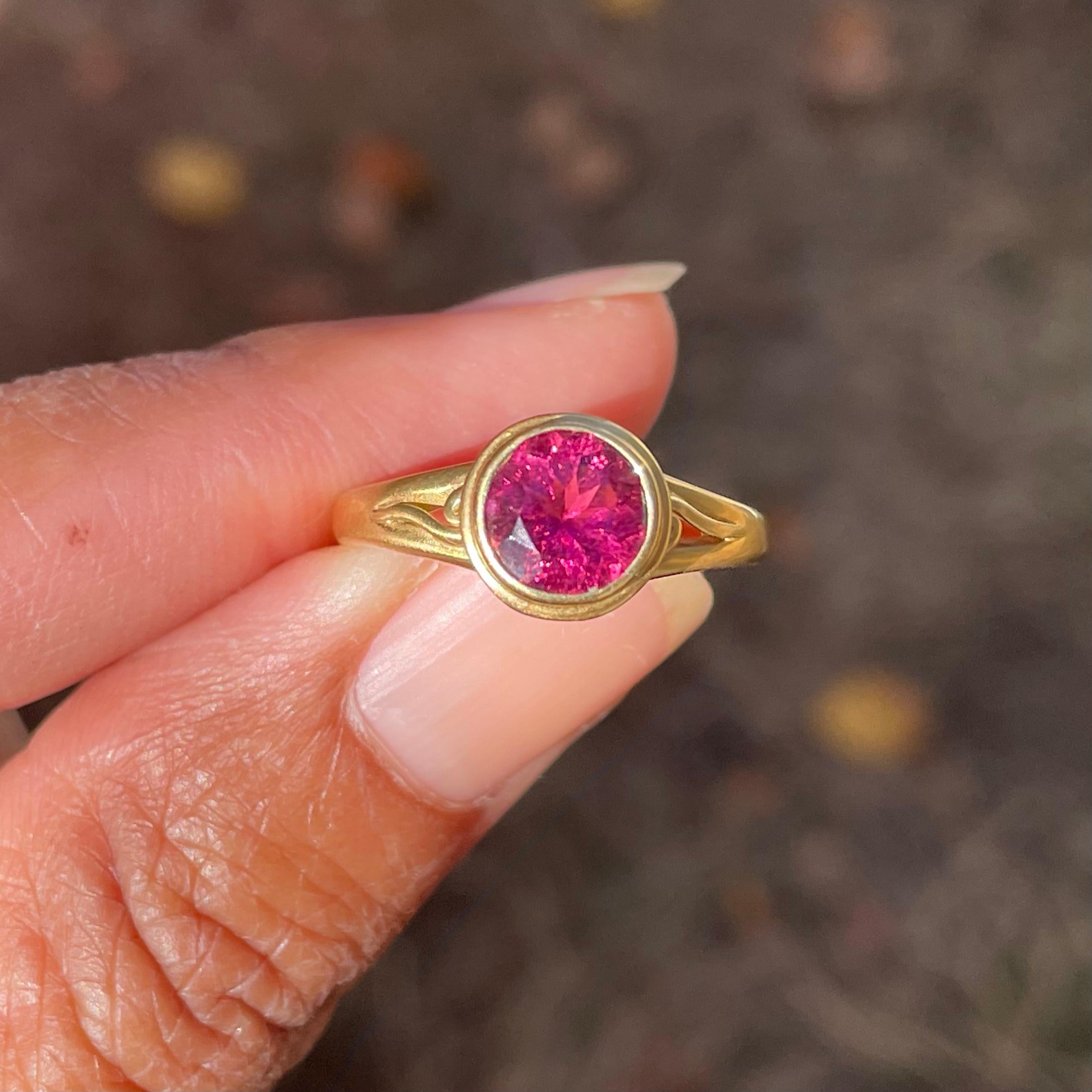 Steven Battelle 1.6 Carats Round Faceted Pink Tourmaline 18K Gold Ring For Sale 3