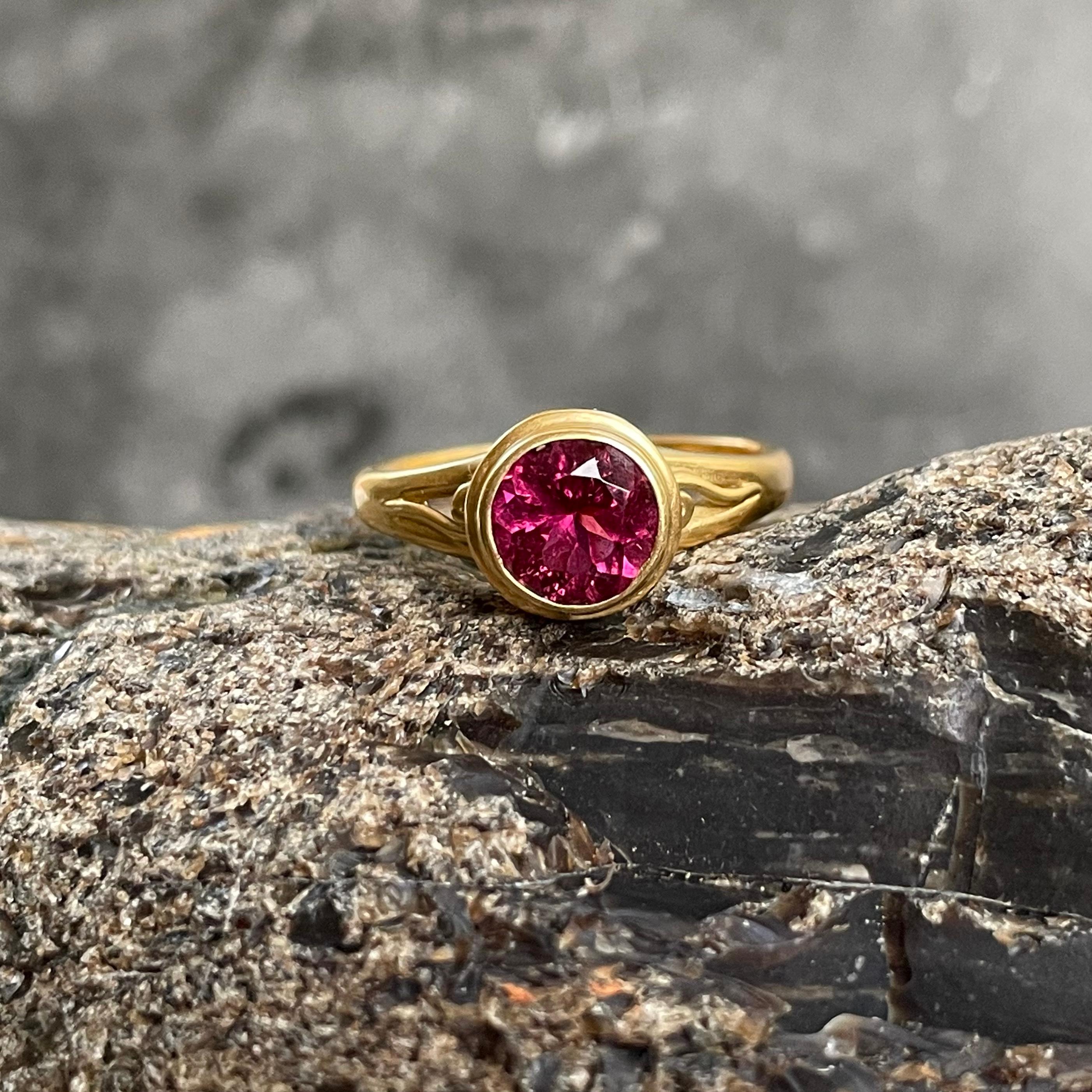 Round Cut Steven Battelle 1.6 Carats Round Faceted Pink Tourmaline 18K Gold Ring For Sale