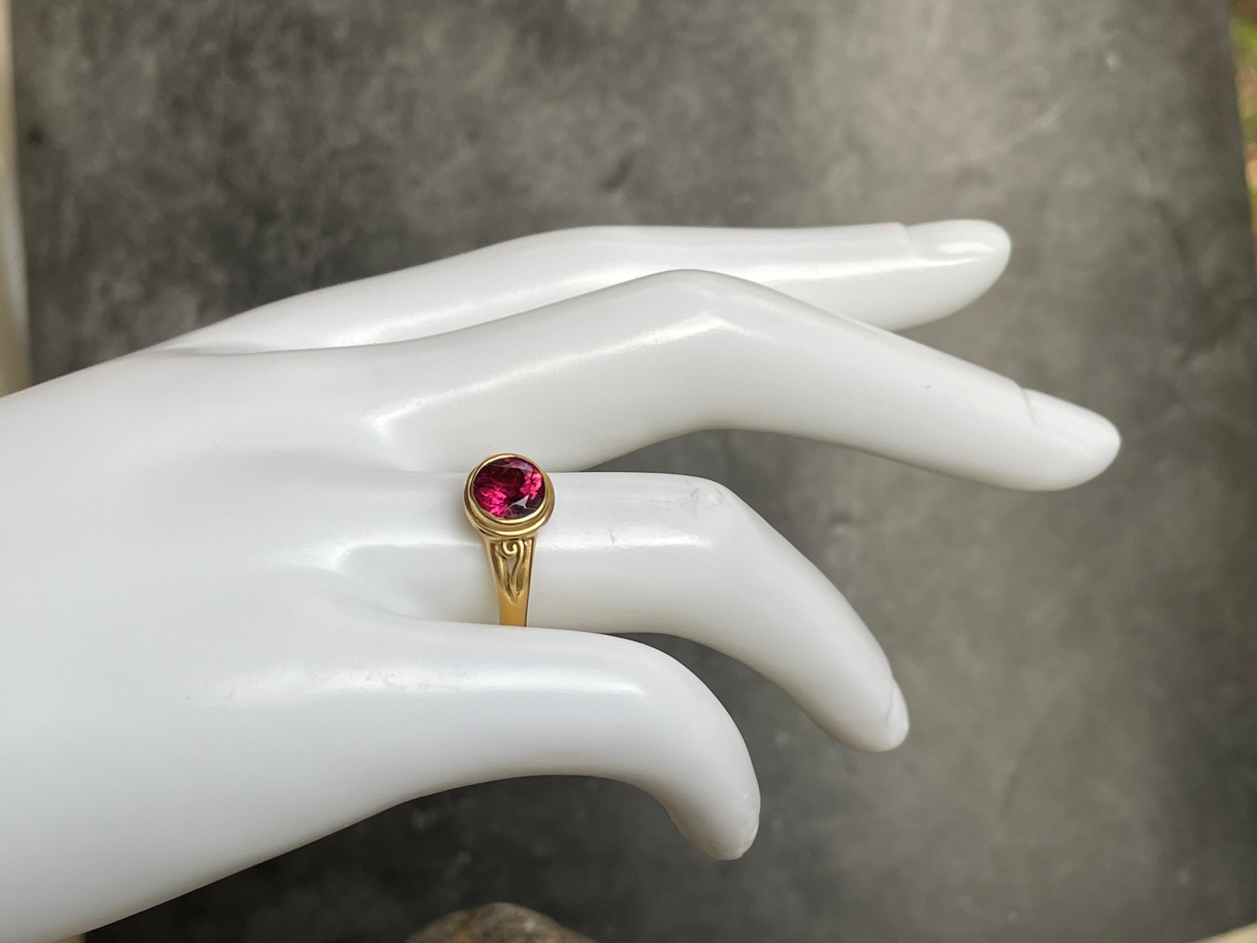 Women's or Men's Steven Battelle 1.6 Carats Round Faceted Pink Tourmaline 18K Gold Ring For Sale