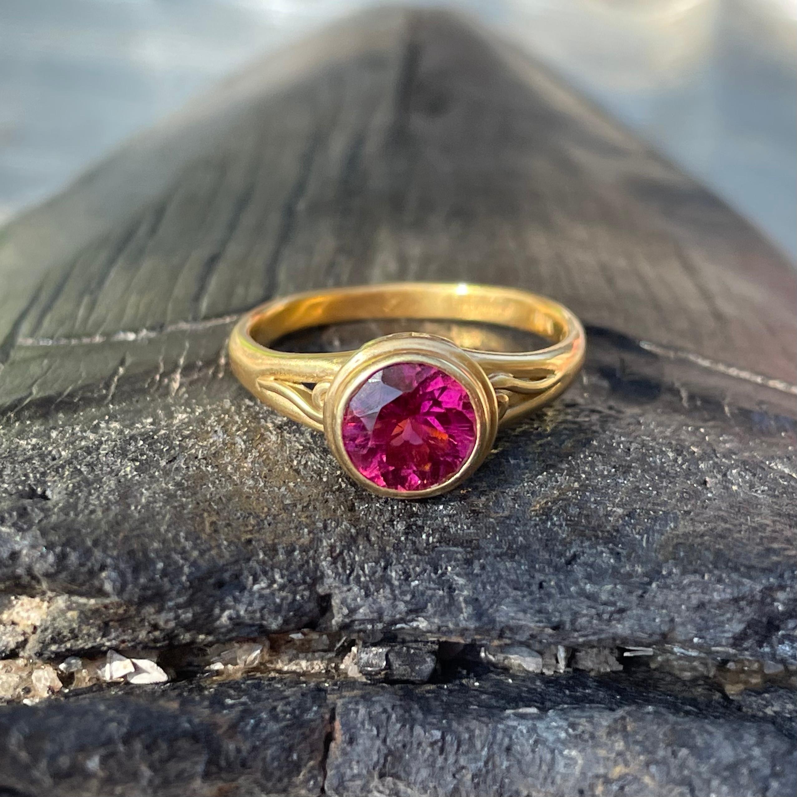 Steven Battelle 1.6 Carats Round Faceted Pink Tourmaline 18K Gold Ring For Sale 1